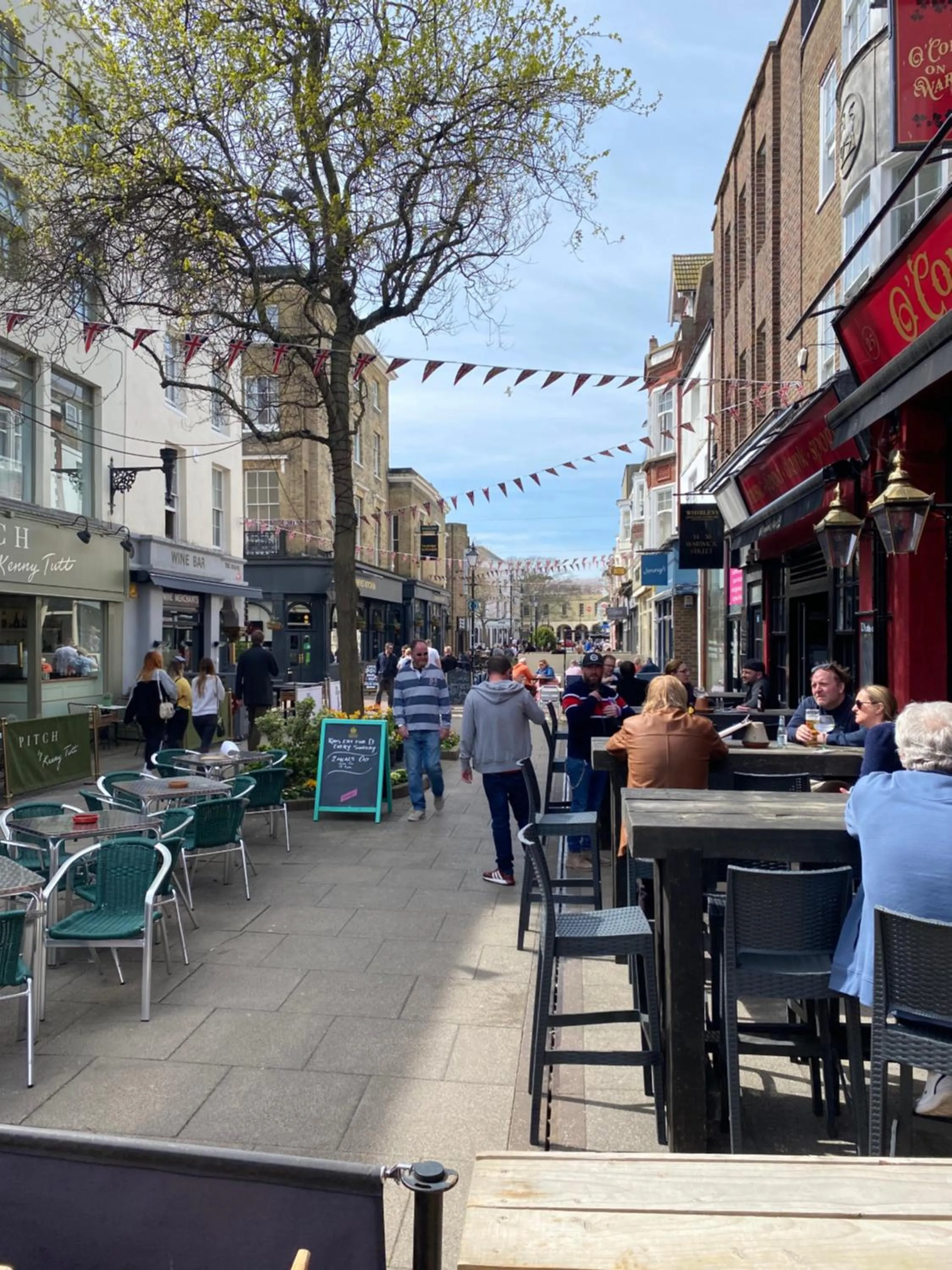 WORTHING BEACH 180 - 2 bed seafront apartment with private parking