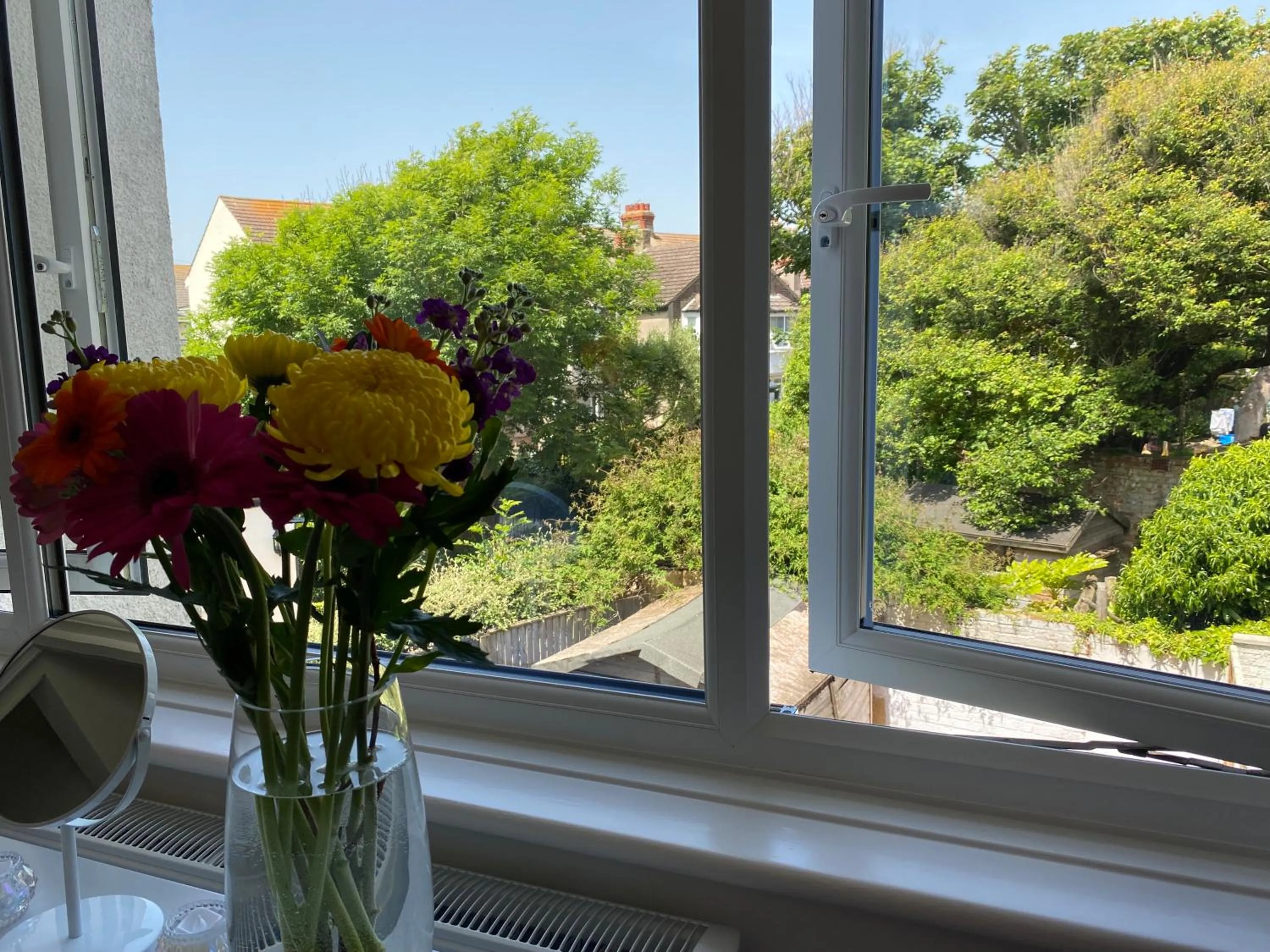 WORTHING BEACH 180 - 2 bed seafront apartment with private parking