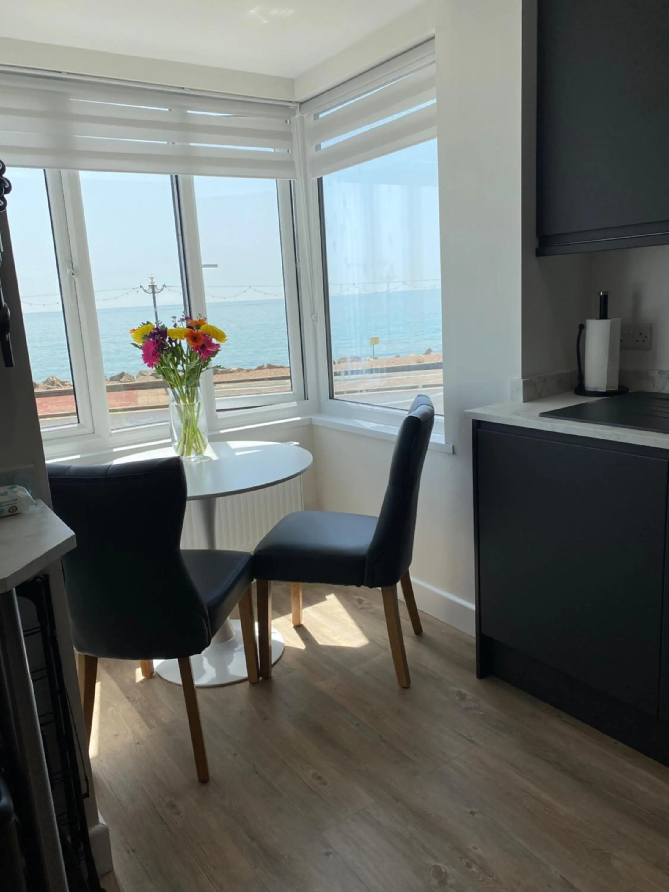 WORTHING BEACH 180 - 2 bed seafront apartment with private parking