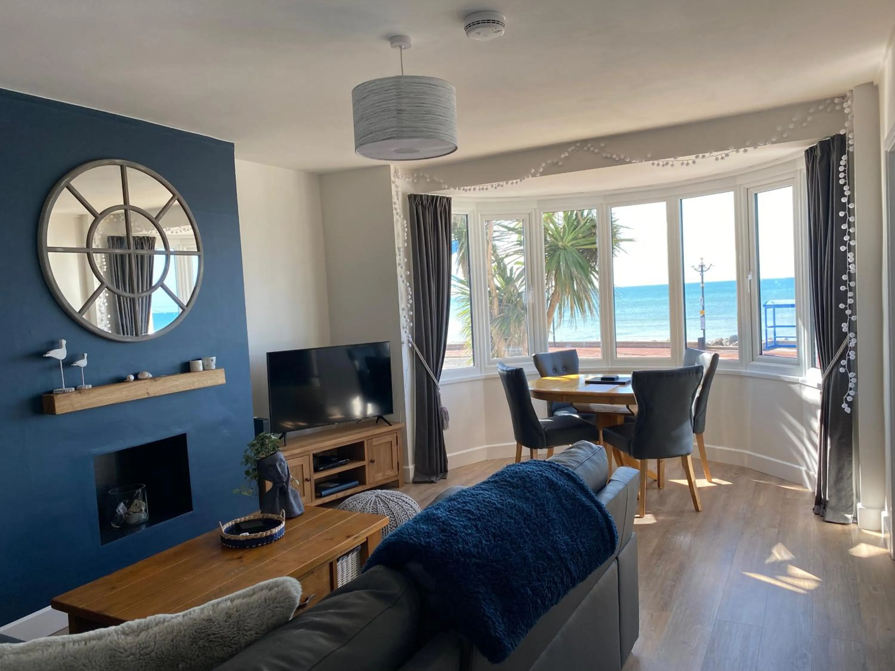 WORTHING BEACH 180 - 2 bed seafront apartment with private parking