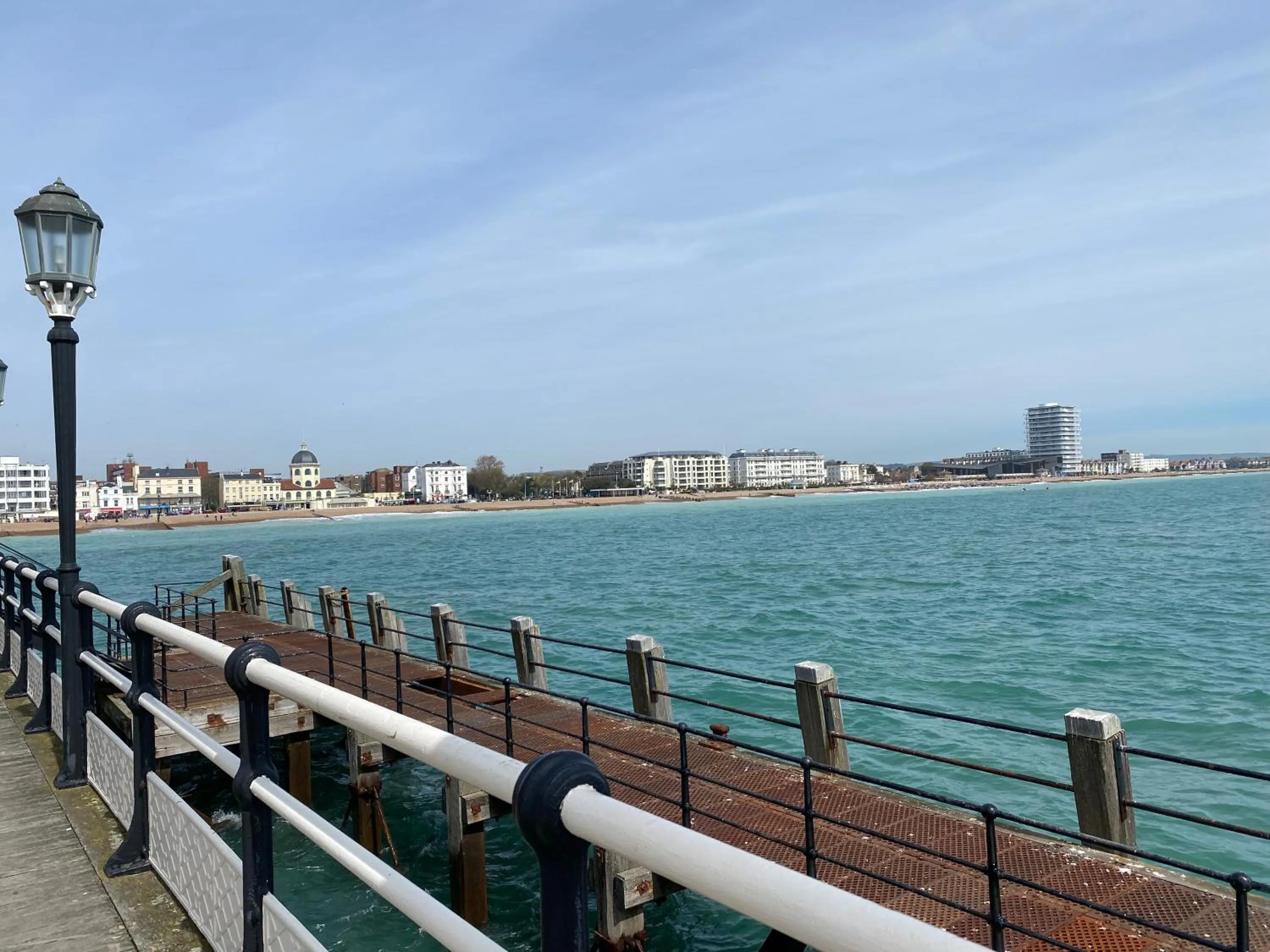 WORTHING BEACH 180 - 2 bed seafront apartment with private parking