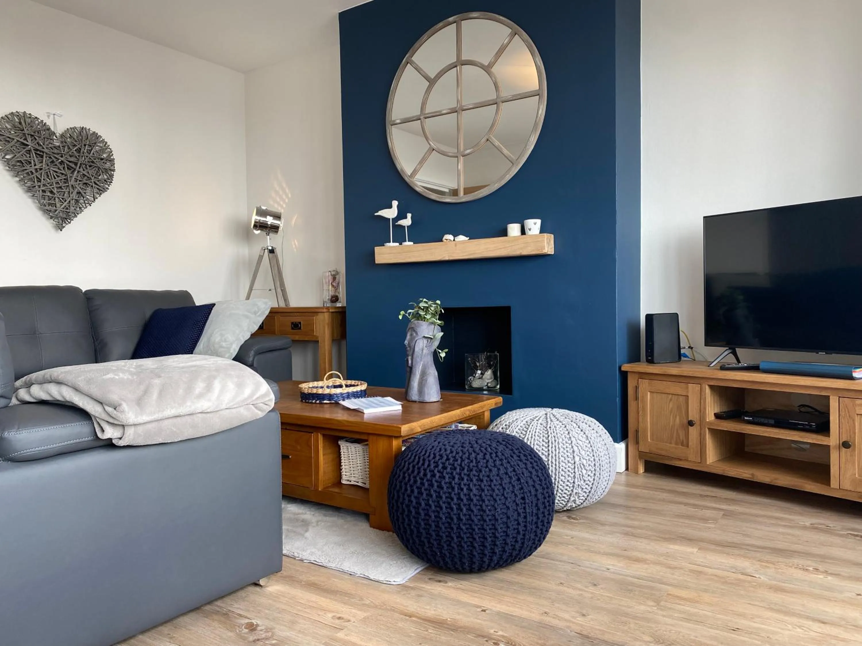 WORTHING BEACH 180 - 2 bed seafront apartment with private parking