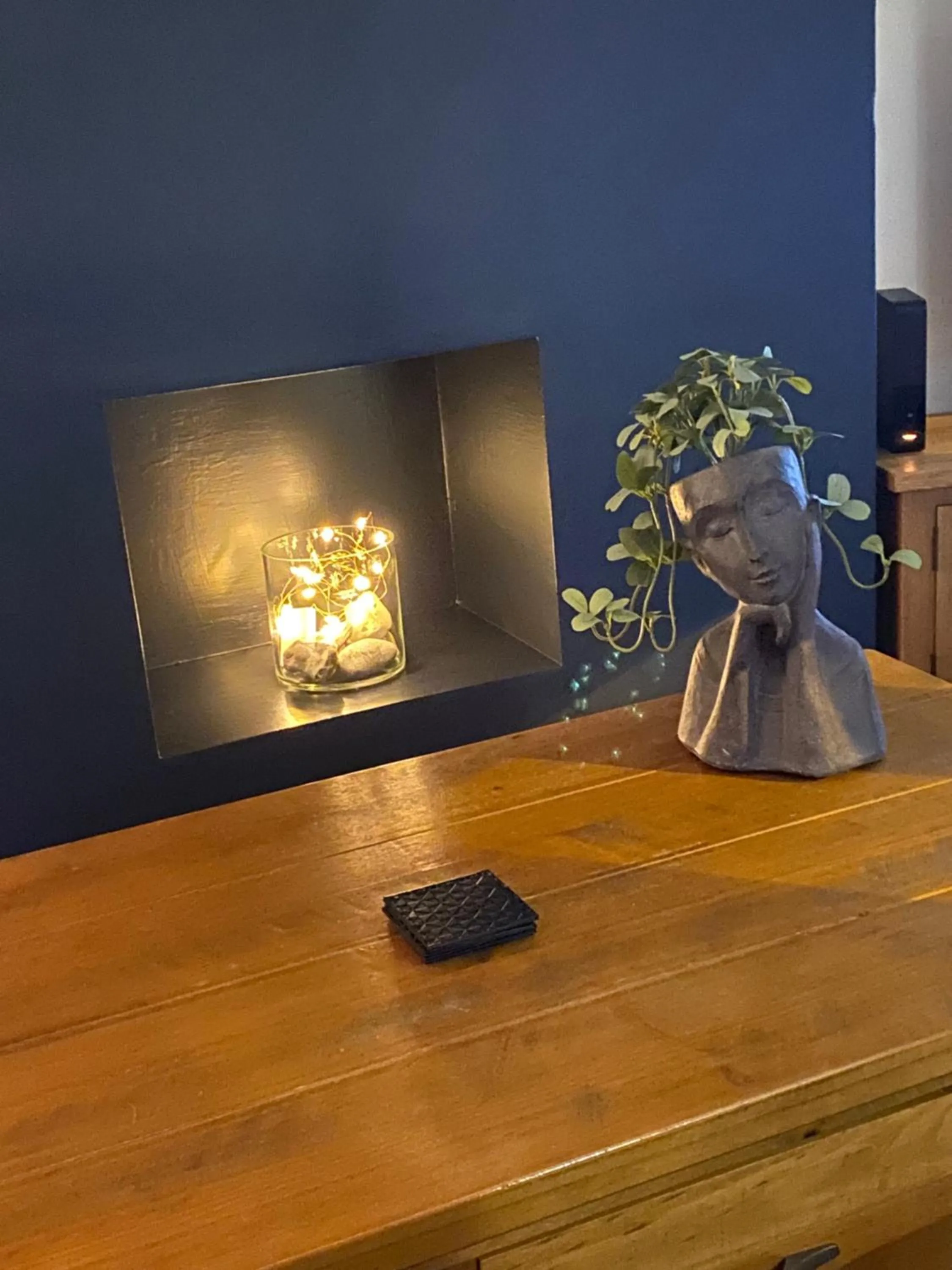 WORTHING BEACH 180 - 2 bed seafront apartment with private parking