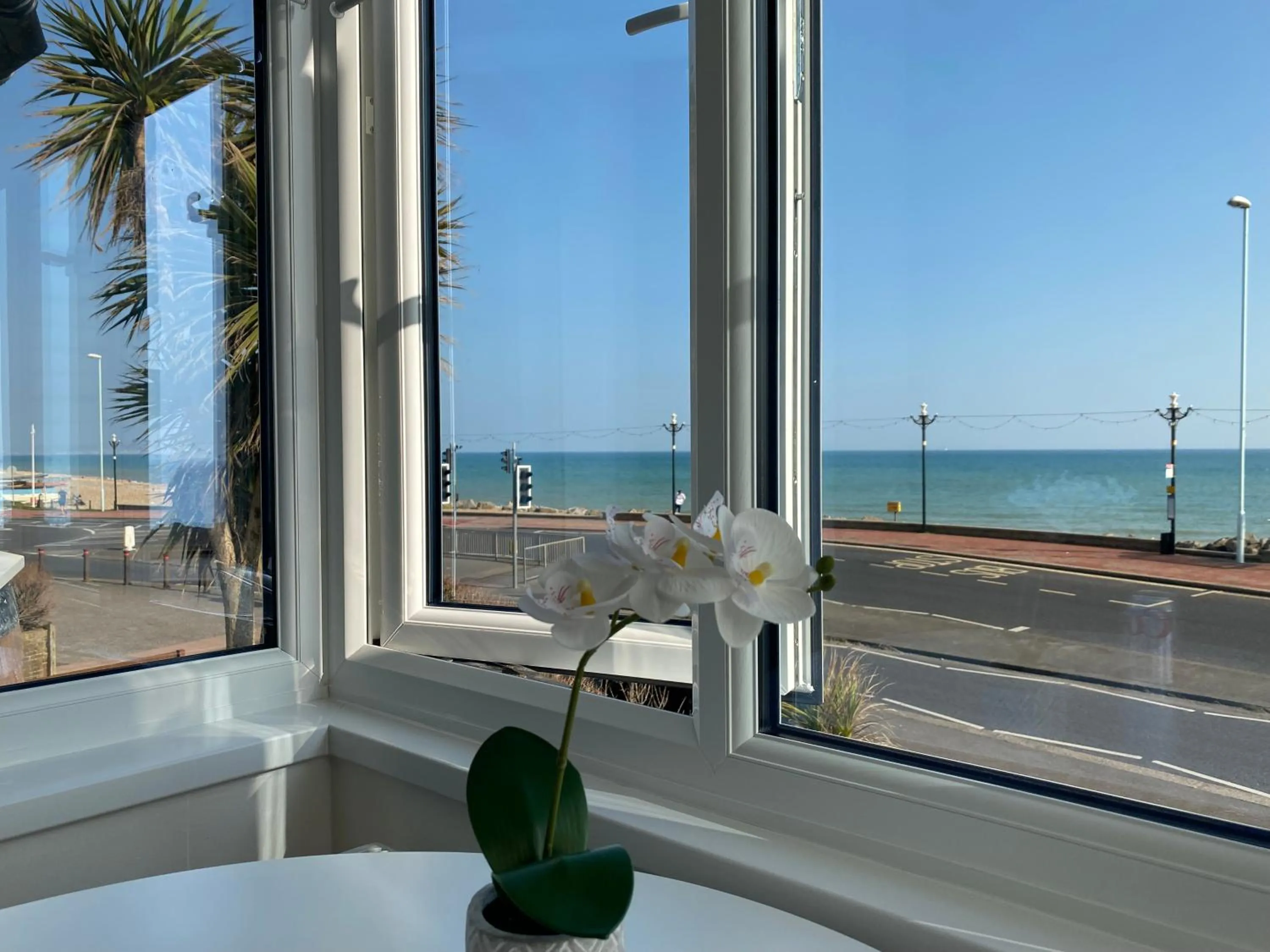WORTHING BEACH 180 - 2 bed seafront apartment with private parking