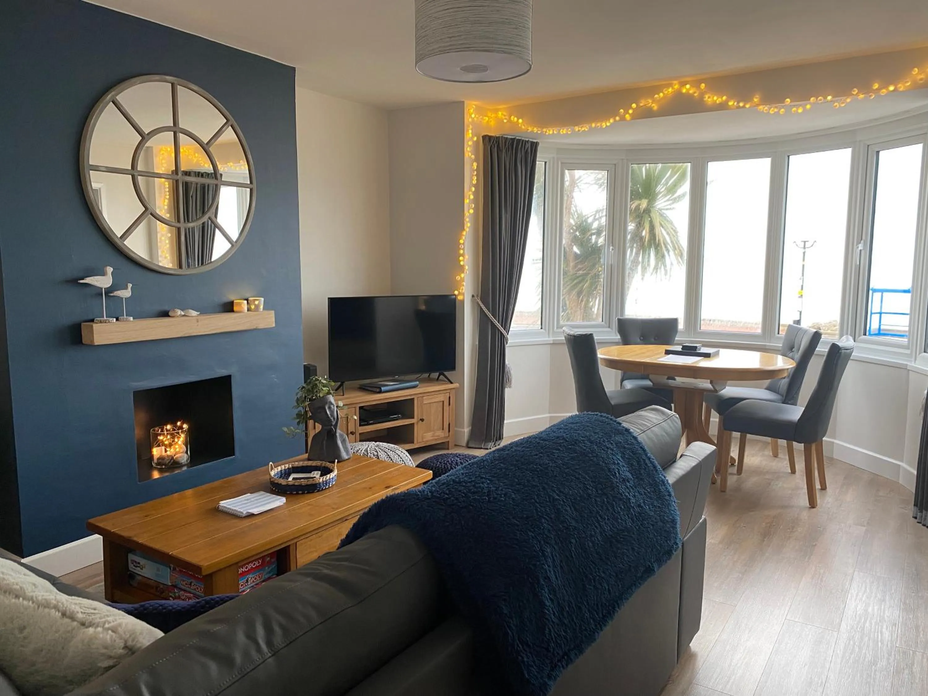 WORTHING BEACH 180 - 2 bed seafront apartment with private parking