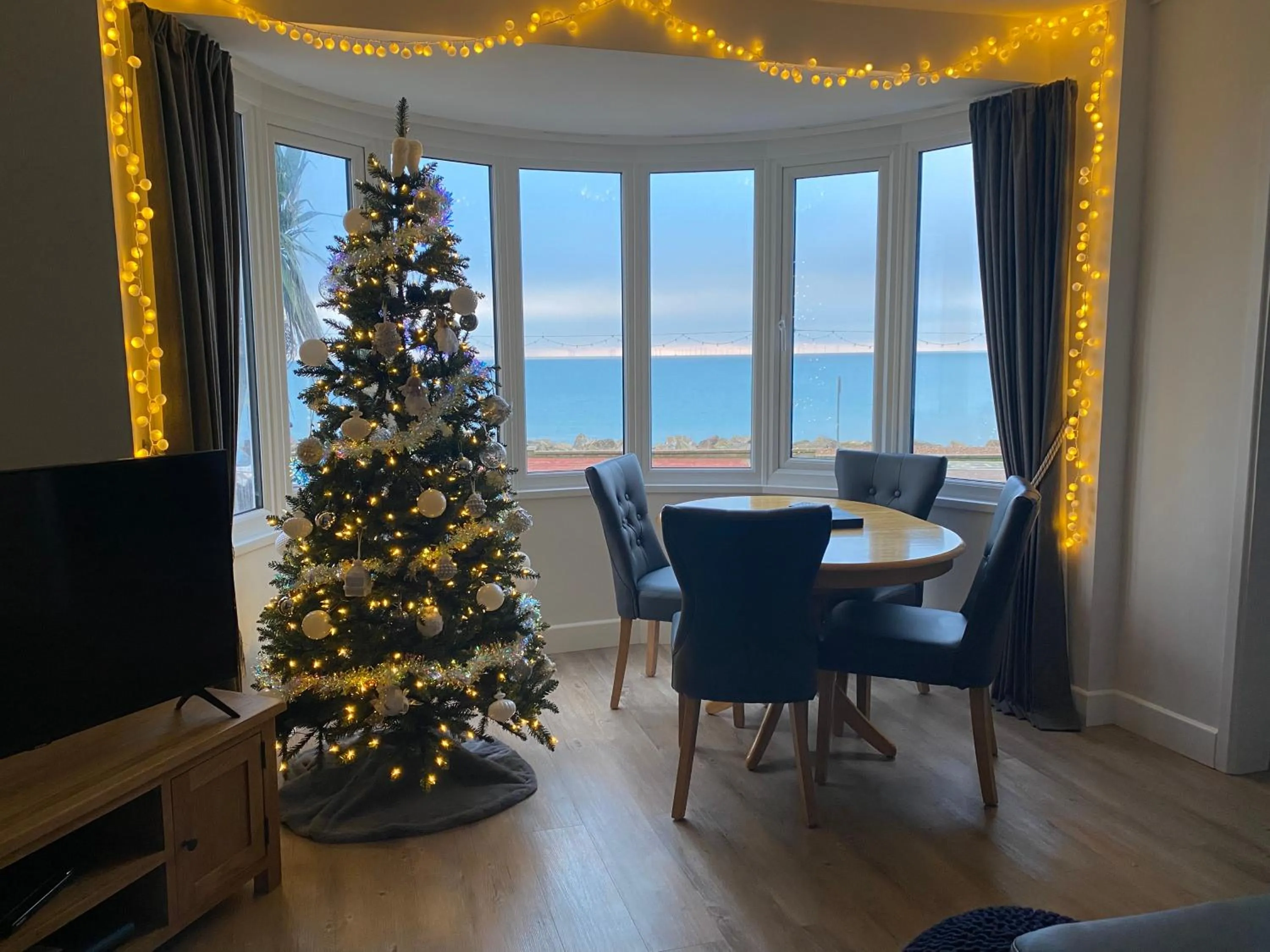 WORTHING BEACH 180 - 2 bed seafront apartment with private parking