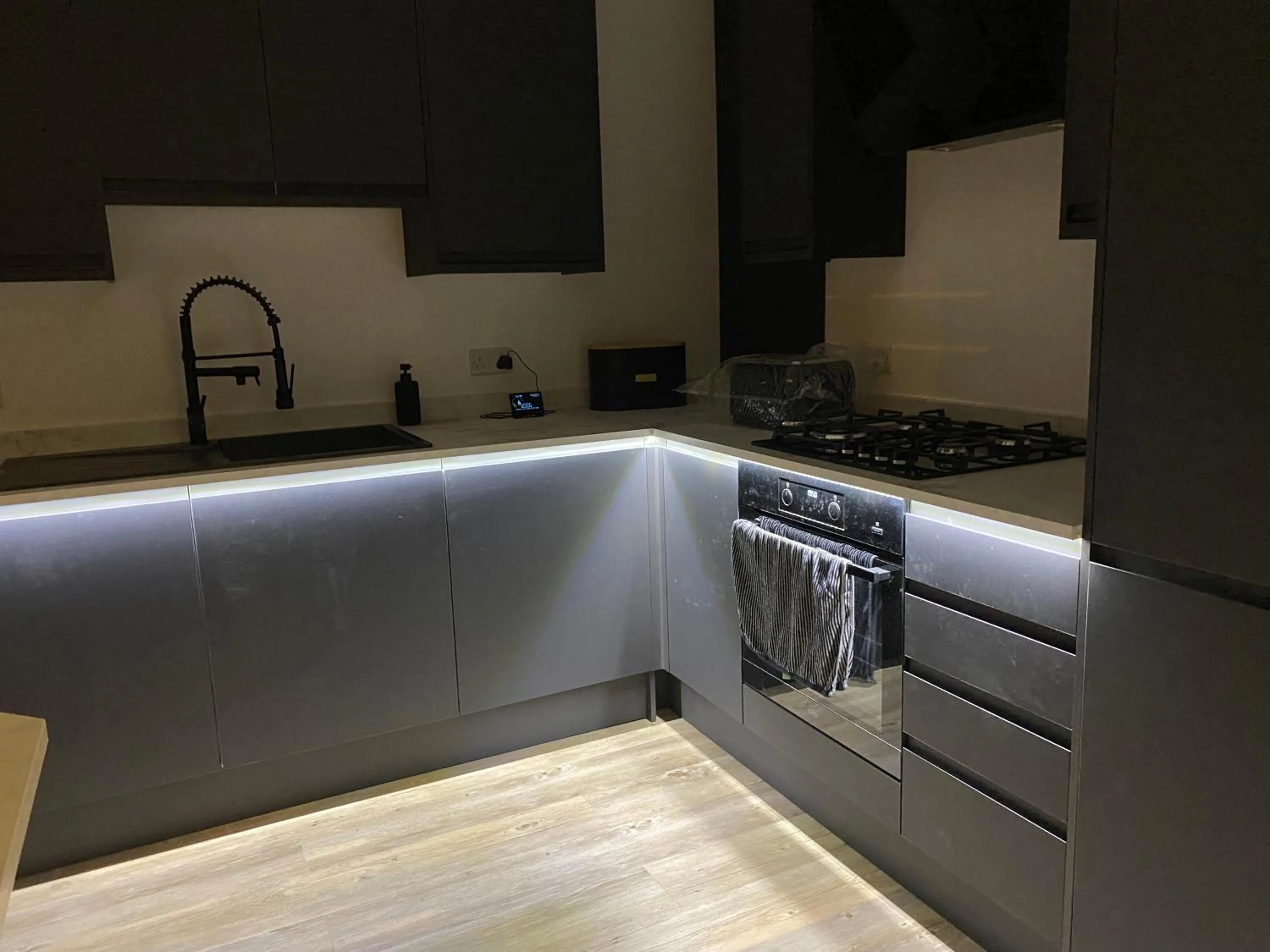 WORTHING BEACH 180 - 2 bed seafront apartment with private parking