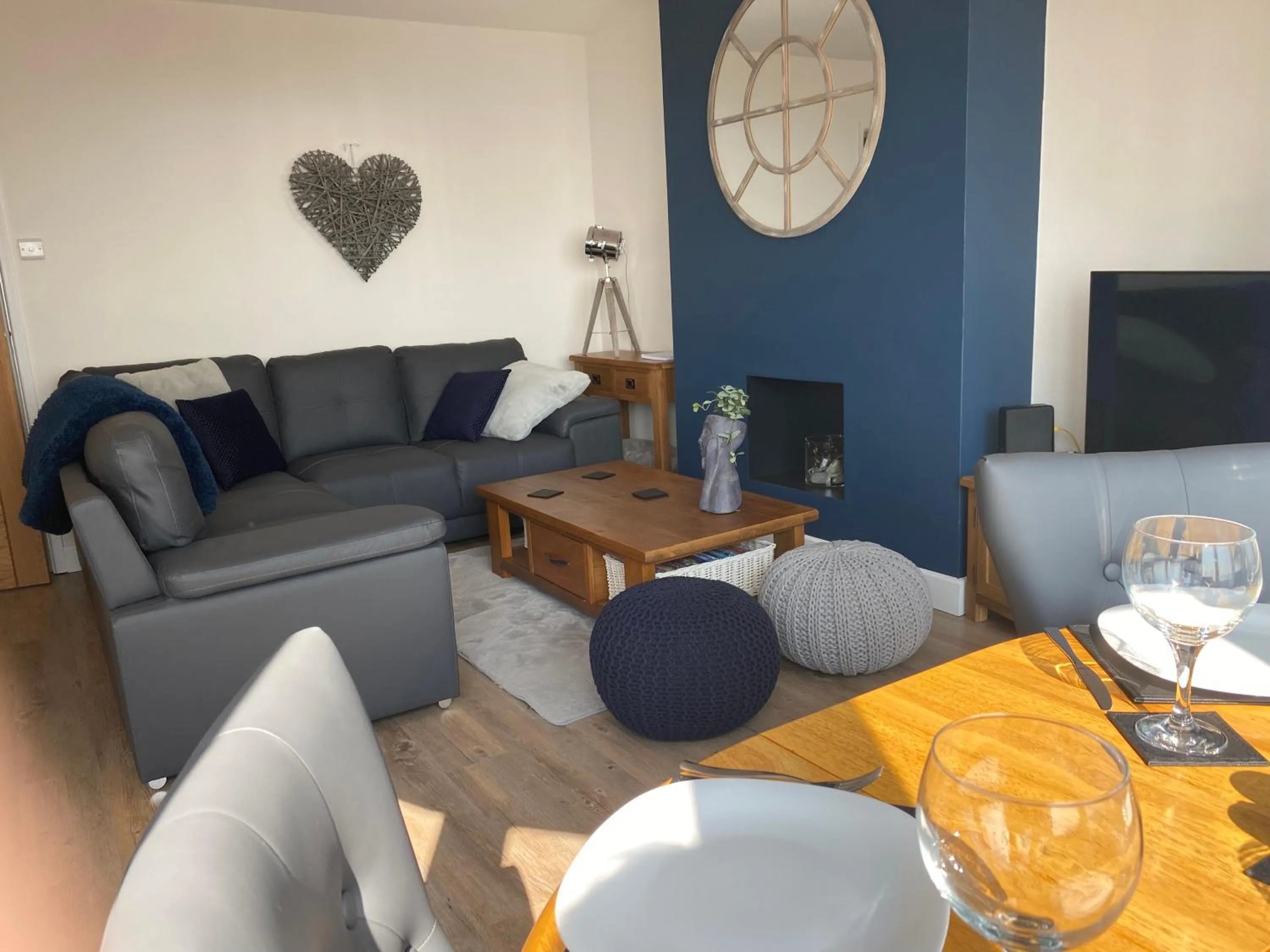 WORTHING BEACH 180 - 2 bed seafront apartment with private parking