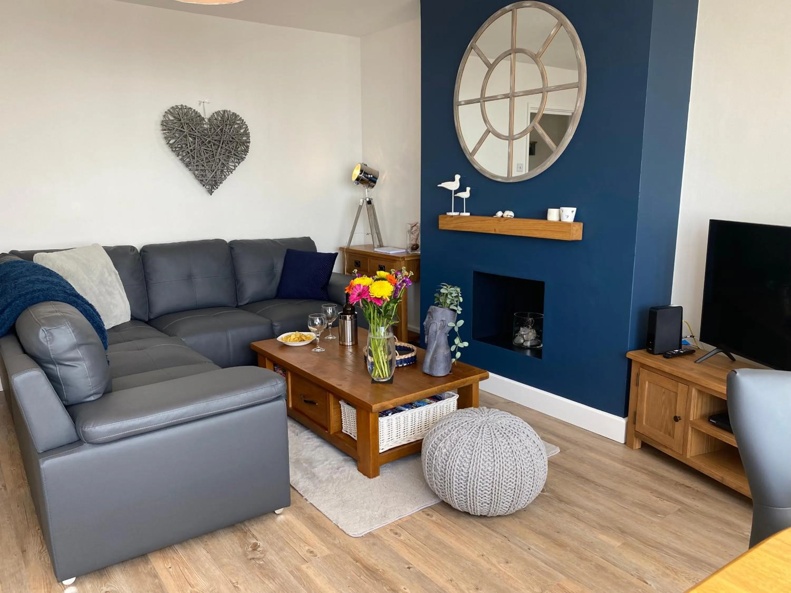 WORTHING BEACH 180 - 2 bed seafront apartment with private parking