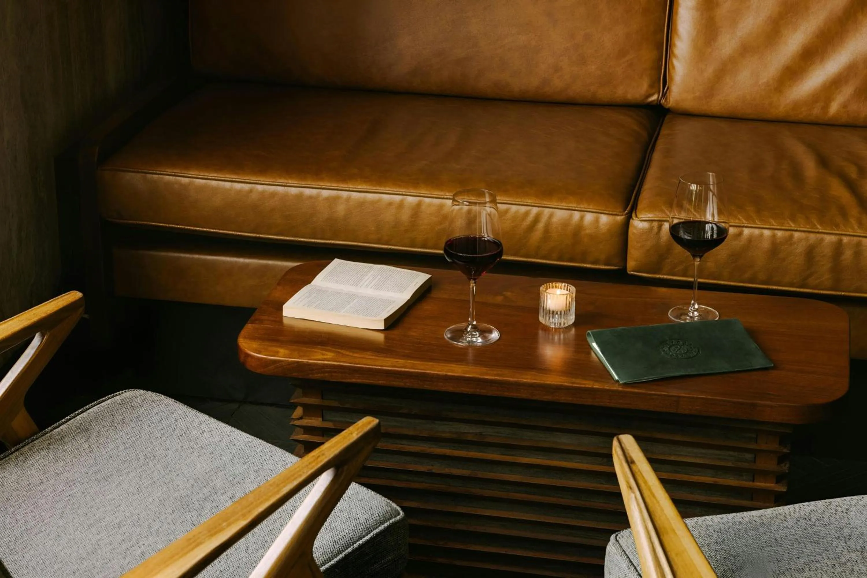 Lounge or bar in Henri on 24 Hotel Chelsea, Sonder by Marriott Bonvoy