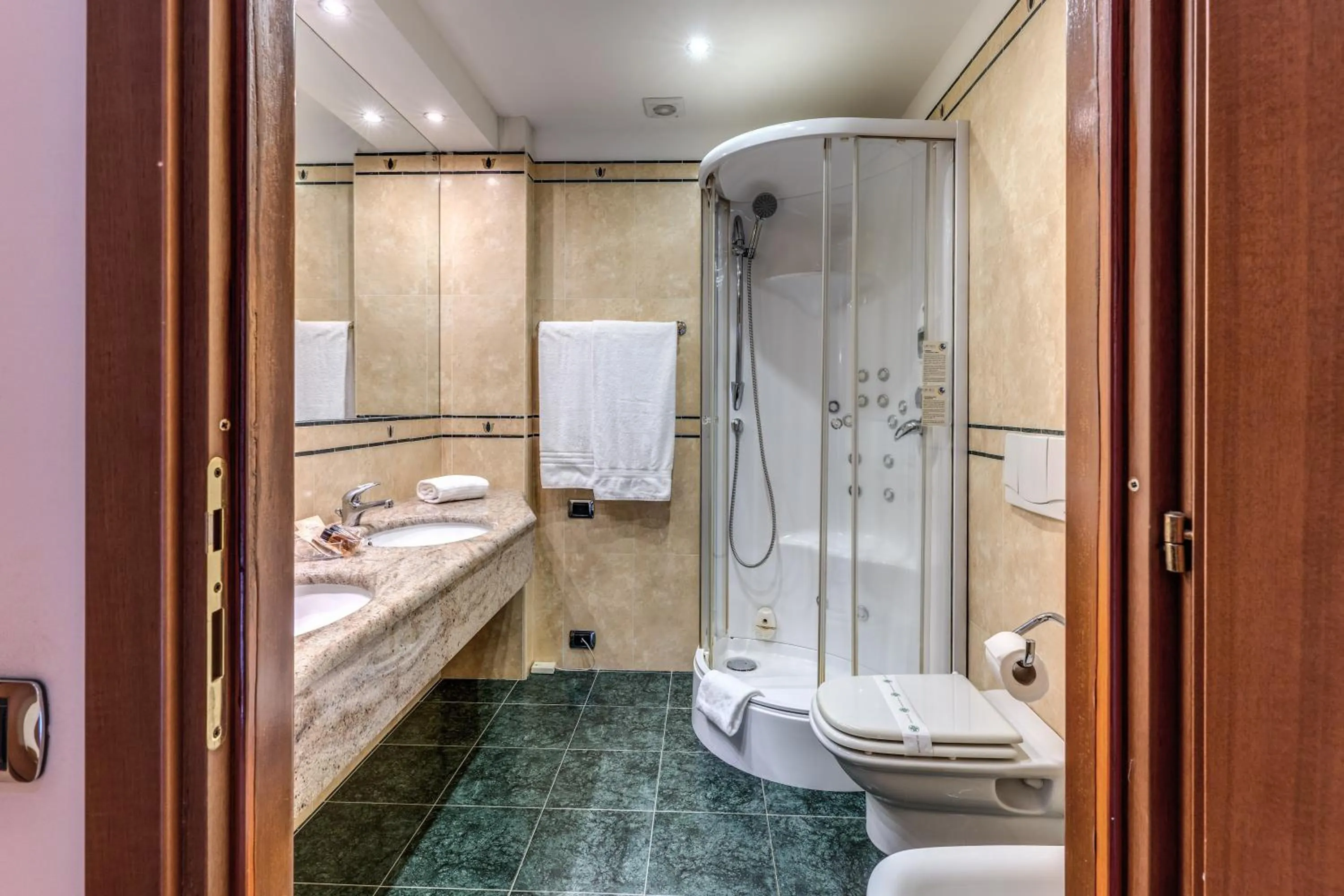 Shower in Luna Hotel Lago Maggiore Arona