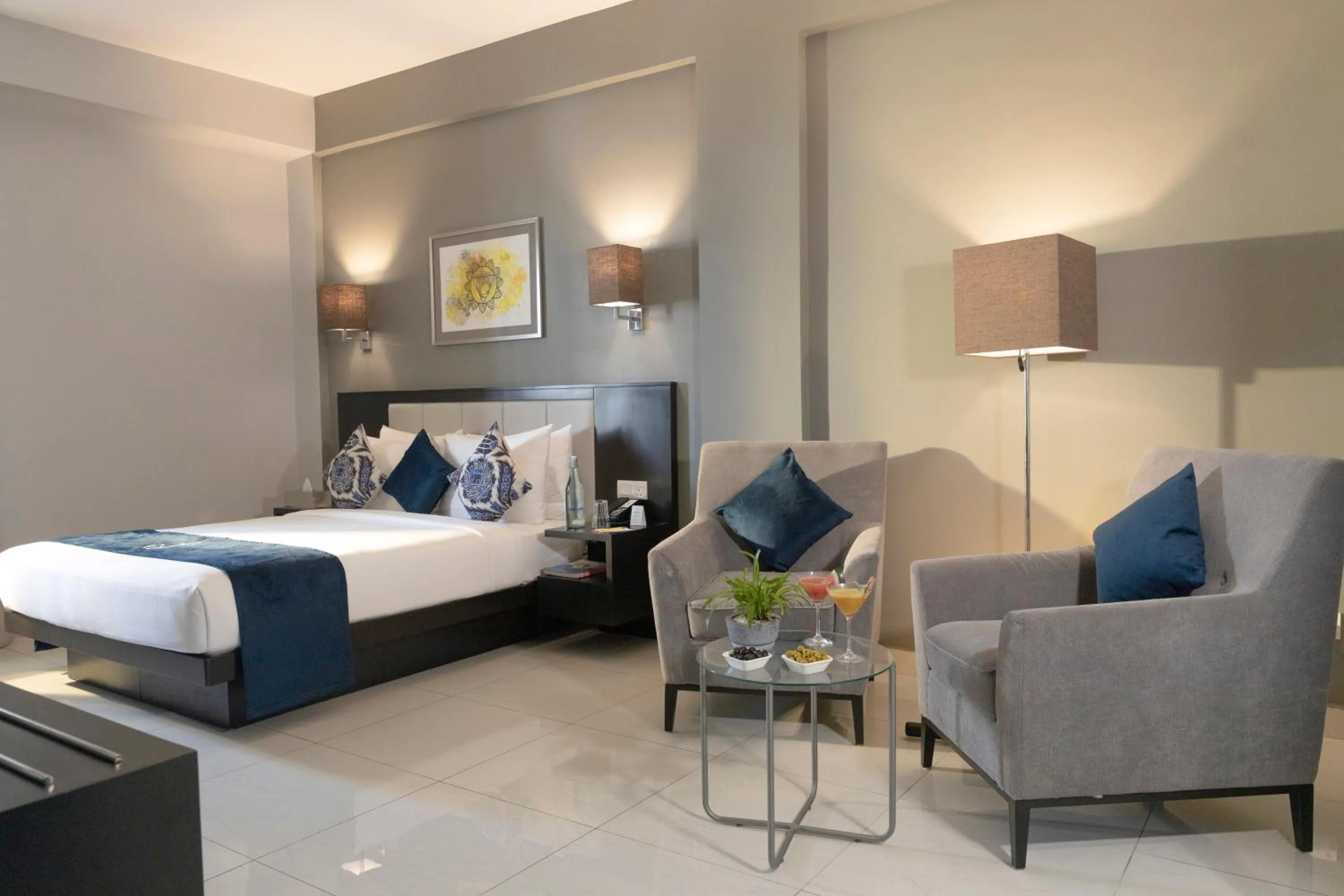 Seating area, Bed in MaRadha Colombo