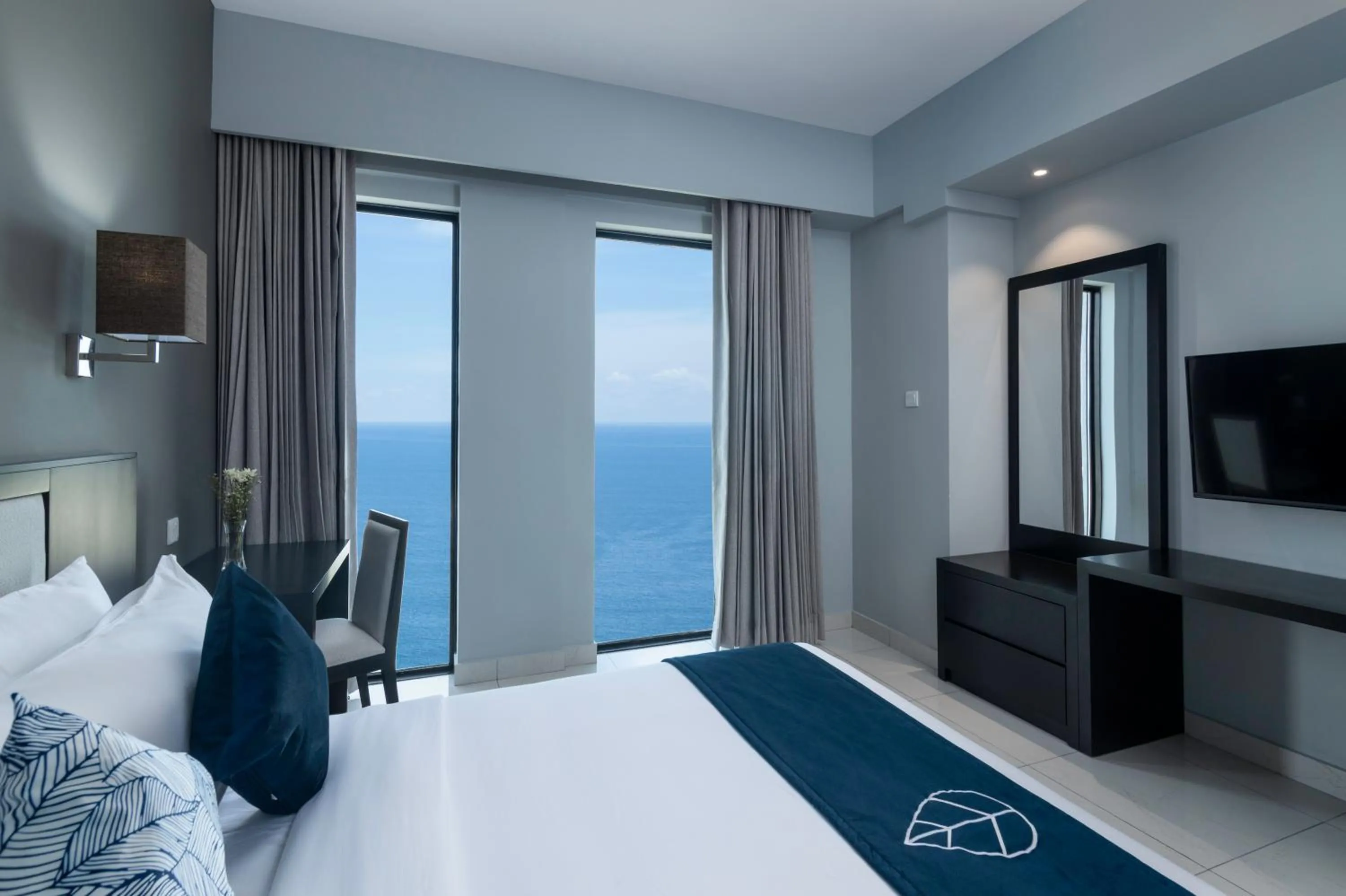 Photo of the whole room, Bed in MaRadha Colombo