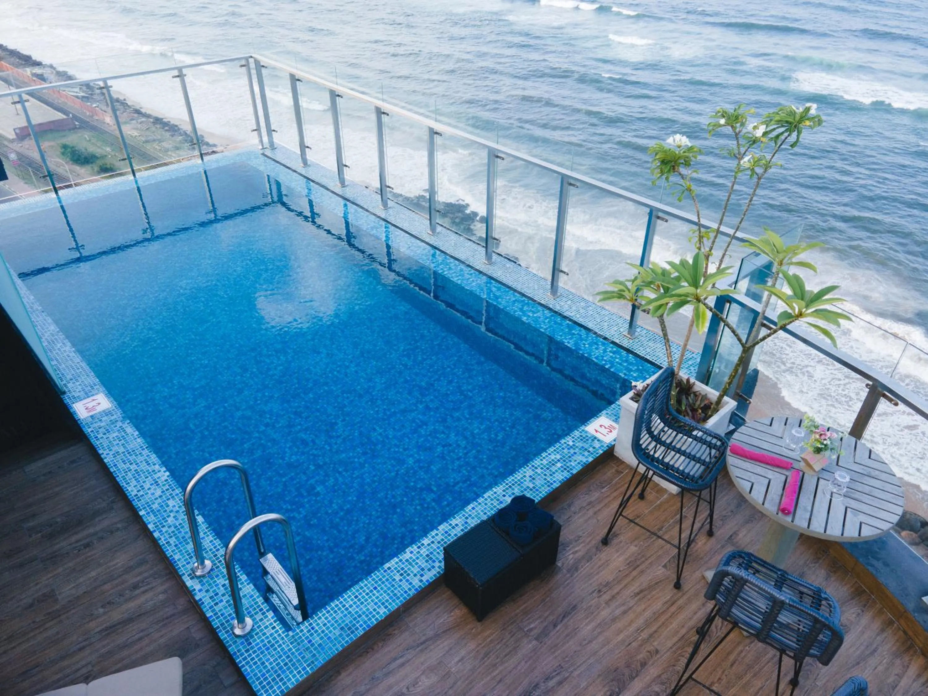 Swimming pool in MaRadha Colombo