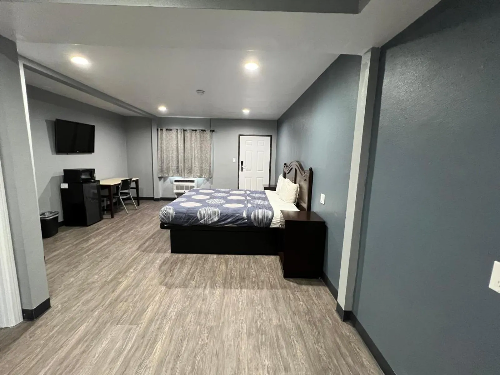 Photo of the whole room, Bed in Cornett Motel