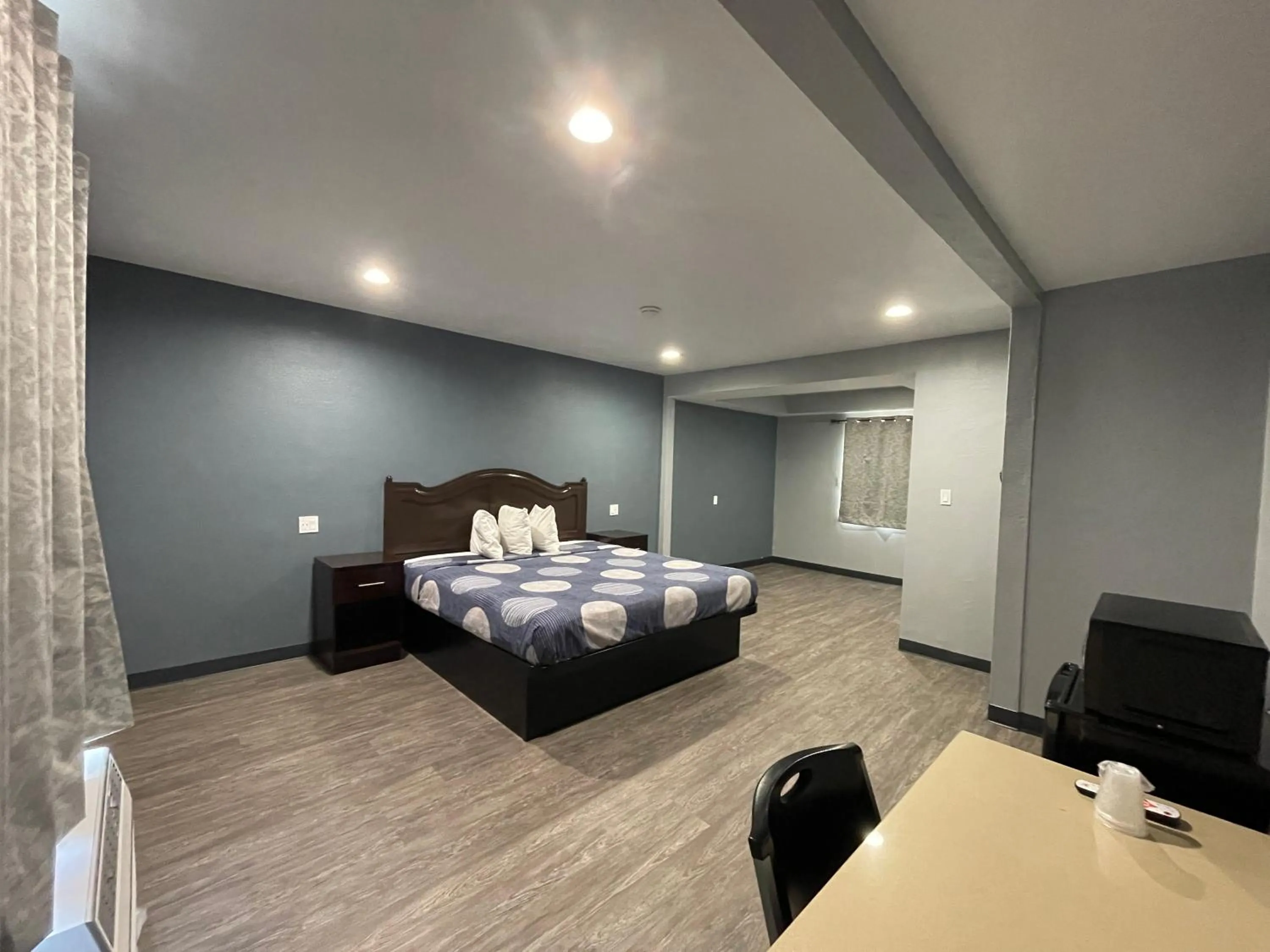 Photo of the whole room, Bed in Cornett Motel