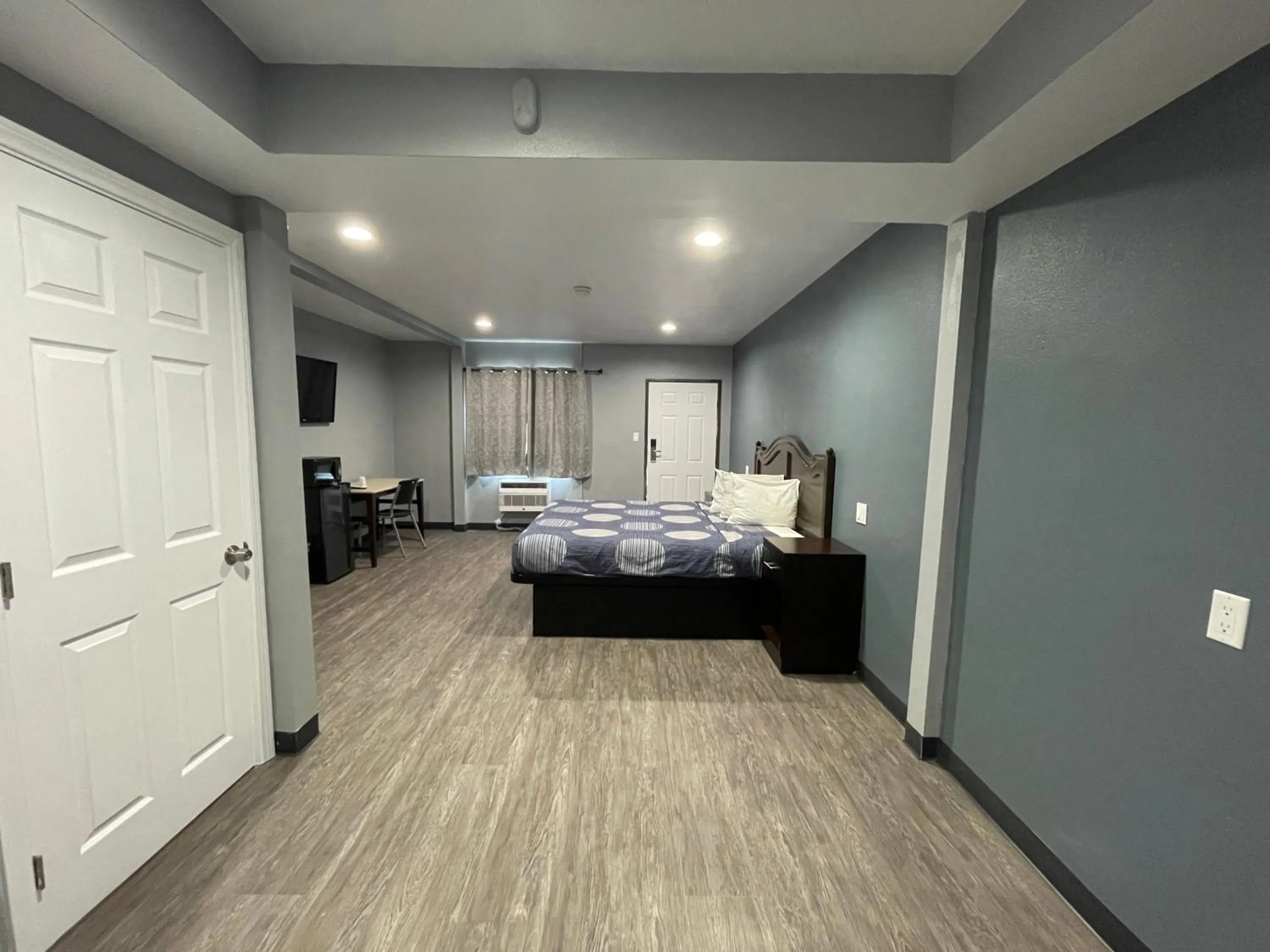 Photo of the whole room, Bed in Cornett Motel