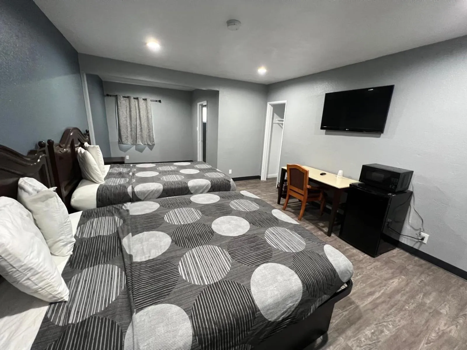 Photo of the whole room, Bed in Cornett Motel