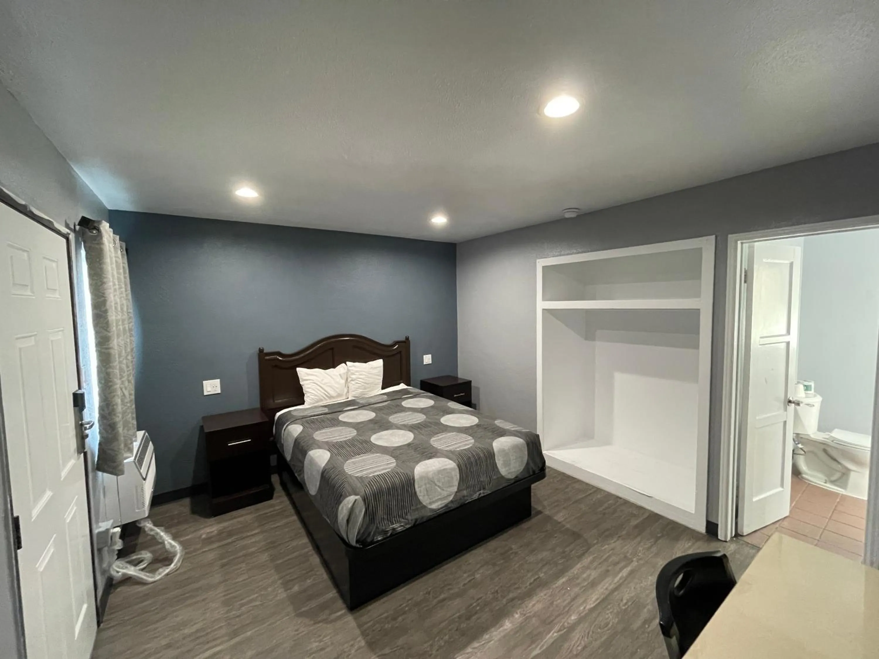 Bedroom, Bed in Cornett Motel