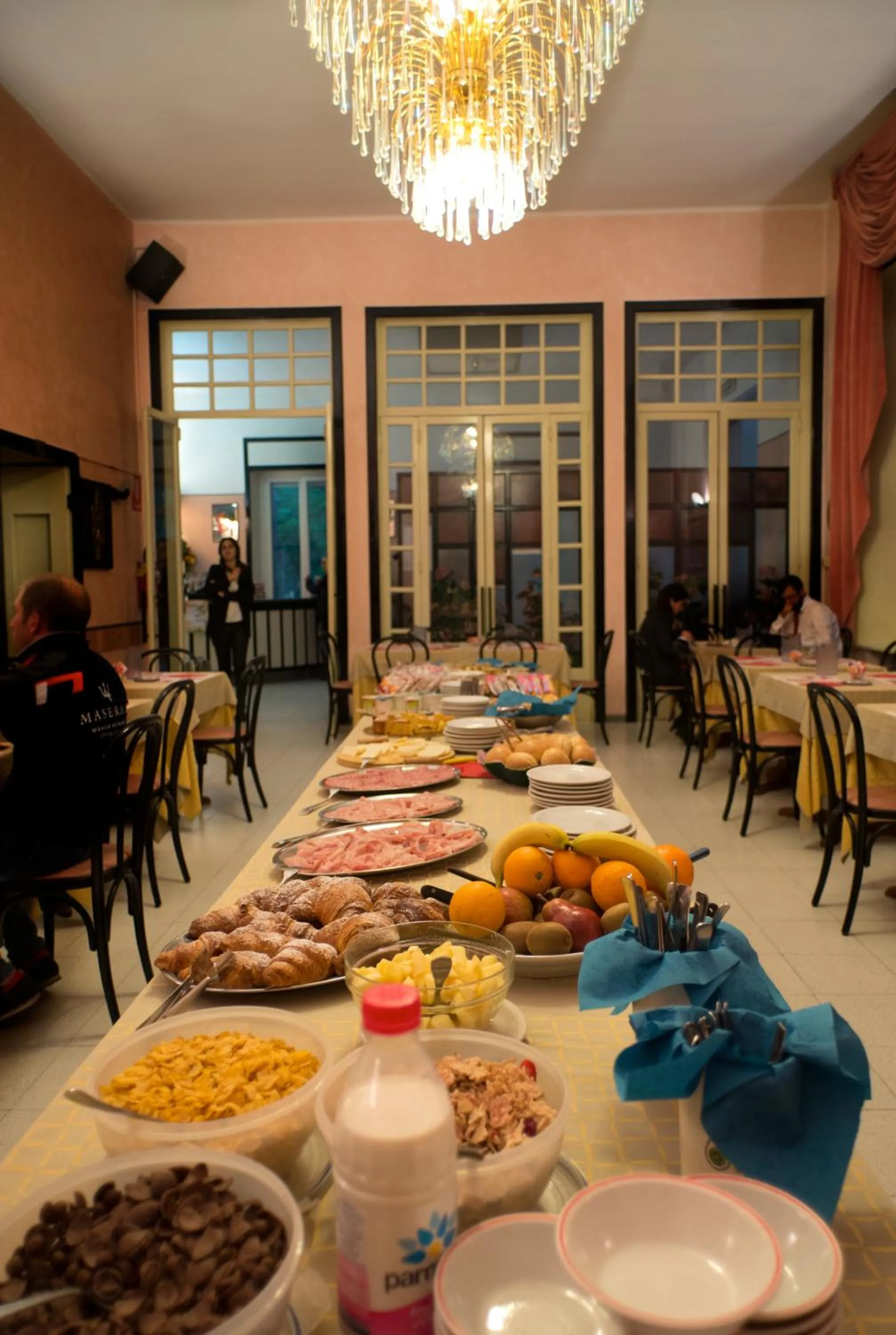 Restaurant/places to eat in Hotel Salus