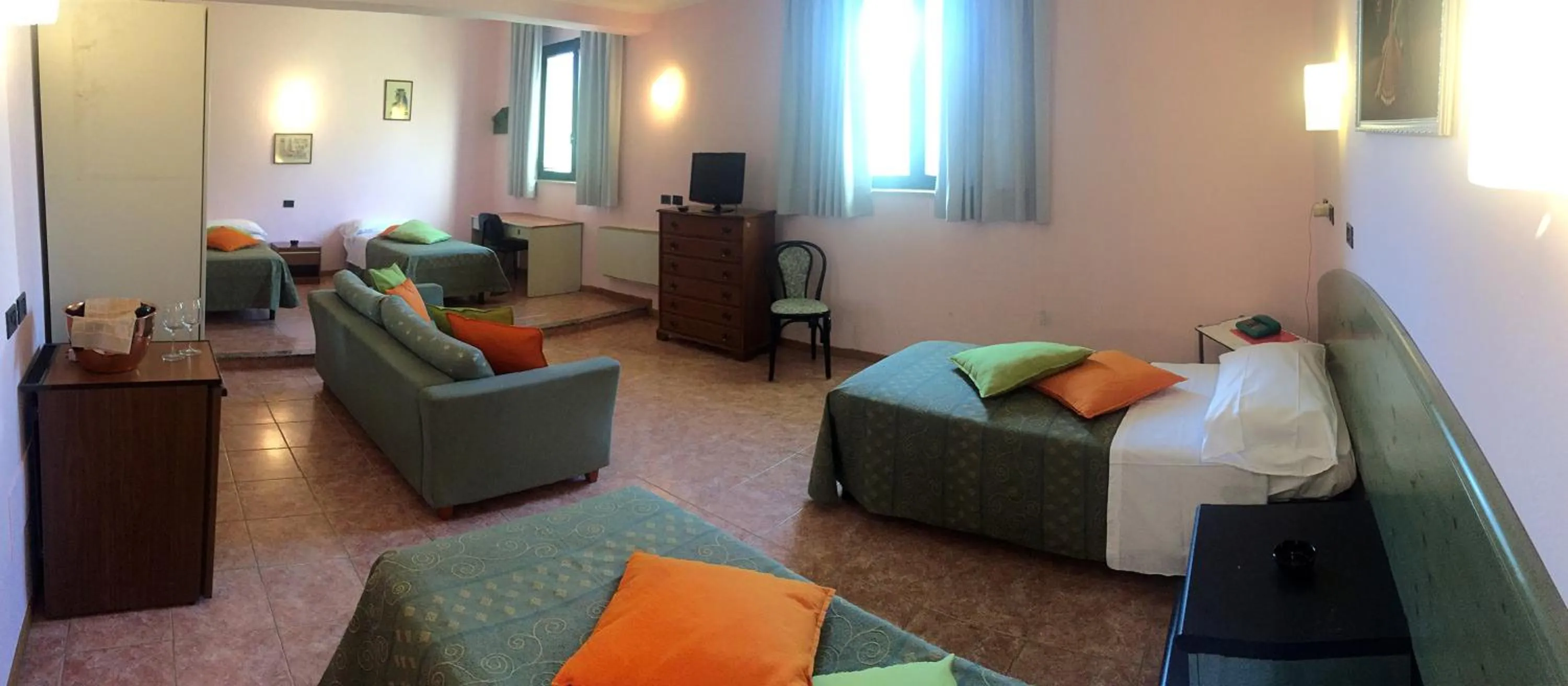 Photo of the whole room in Hotel Salus