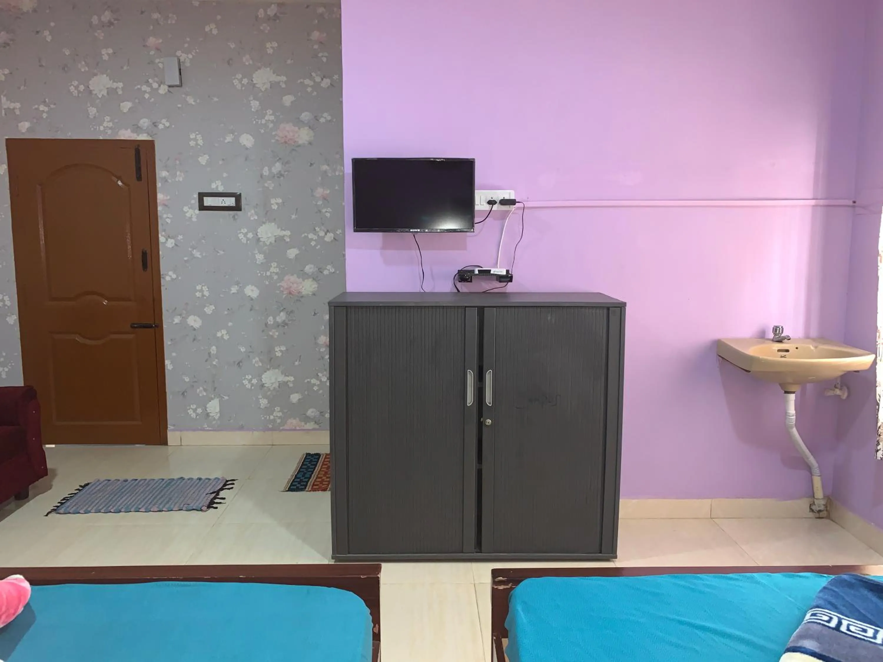 TV and multimedia in Kodai Pinetree Residency