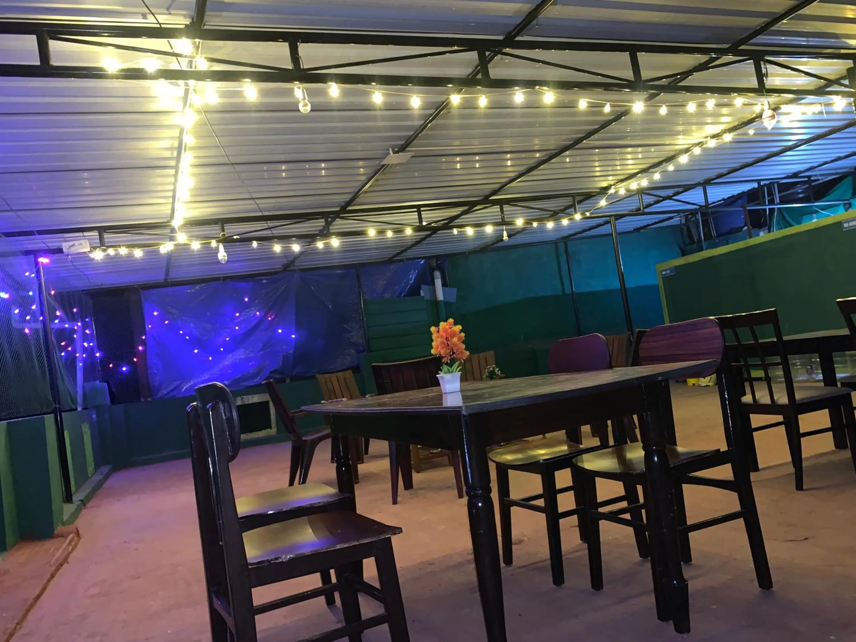 Restaurant/places to eat in Kodai Pinetree Residency
