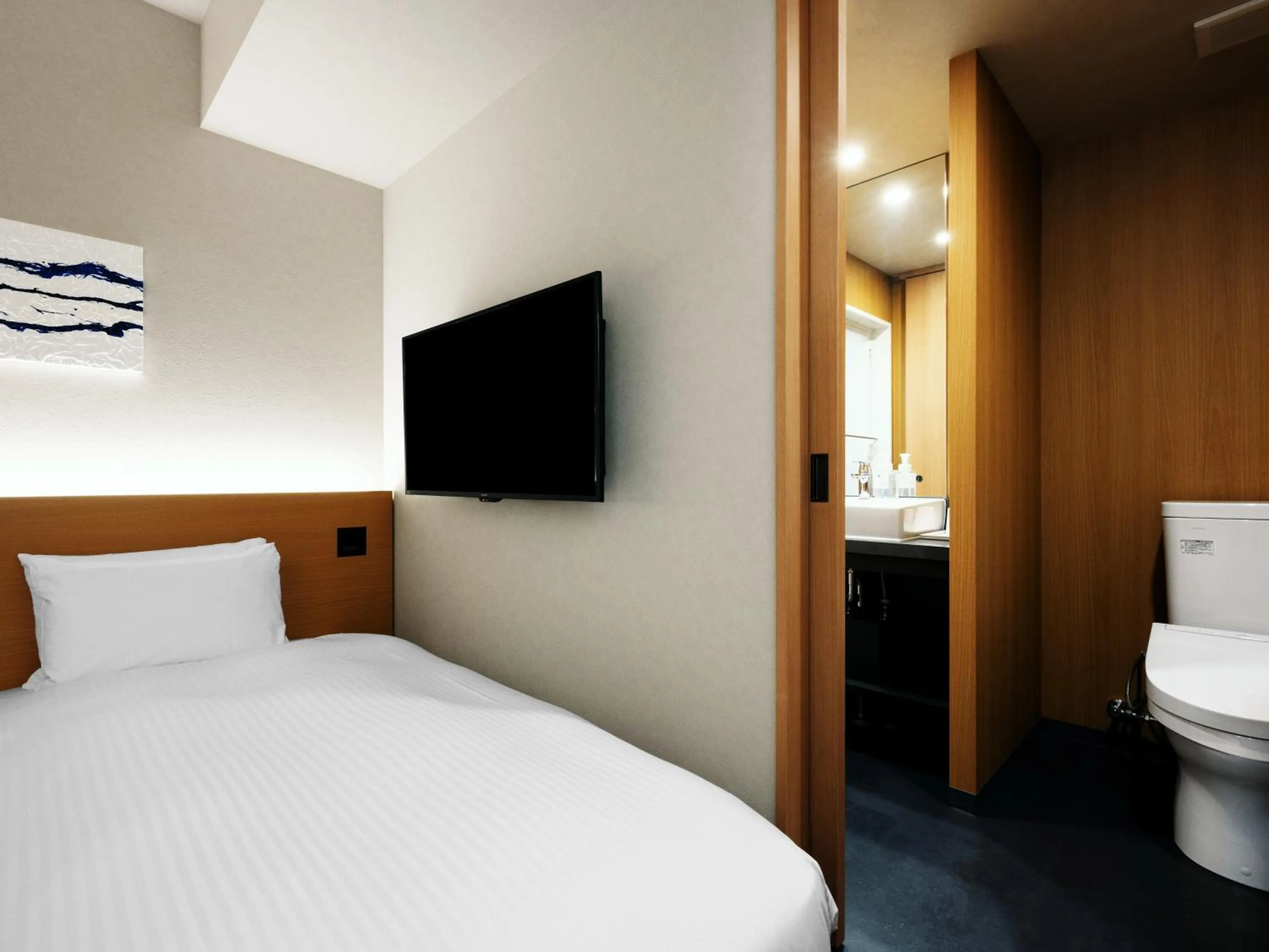 Photo of the whole room, Bed in MIMARU Tokyo Station East