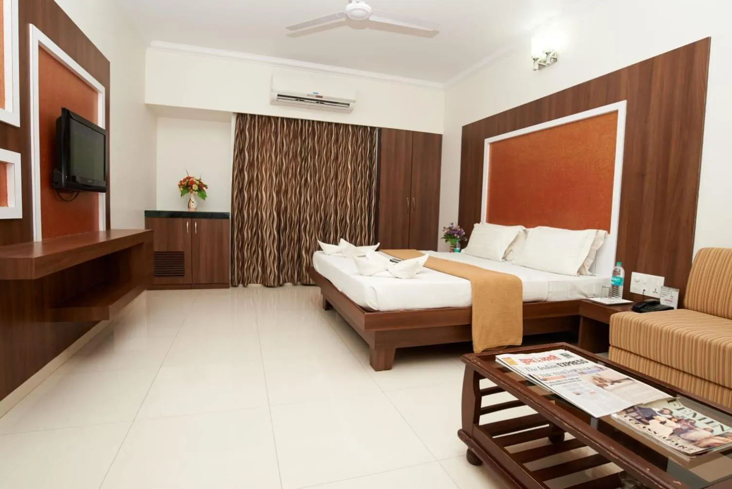 Living room, Bed in Hotel Sai Sangam