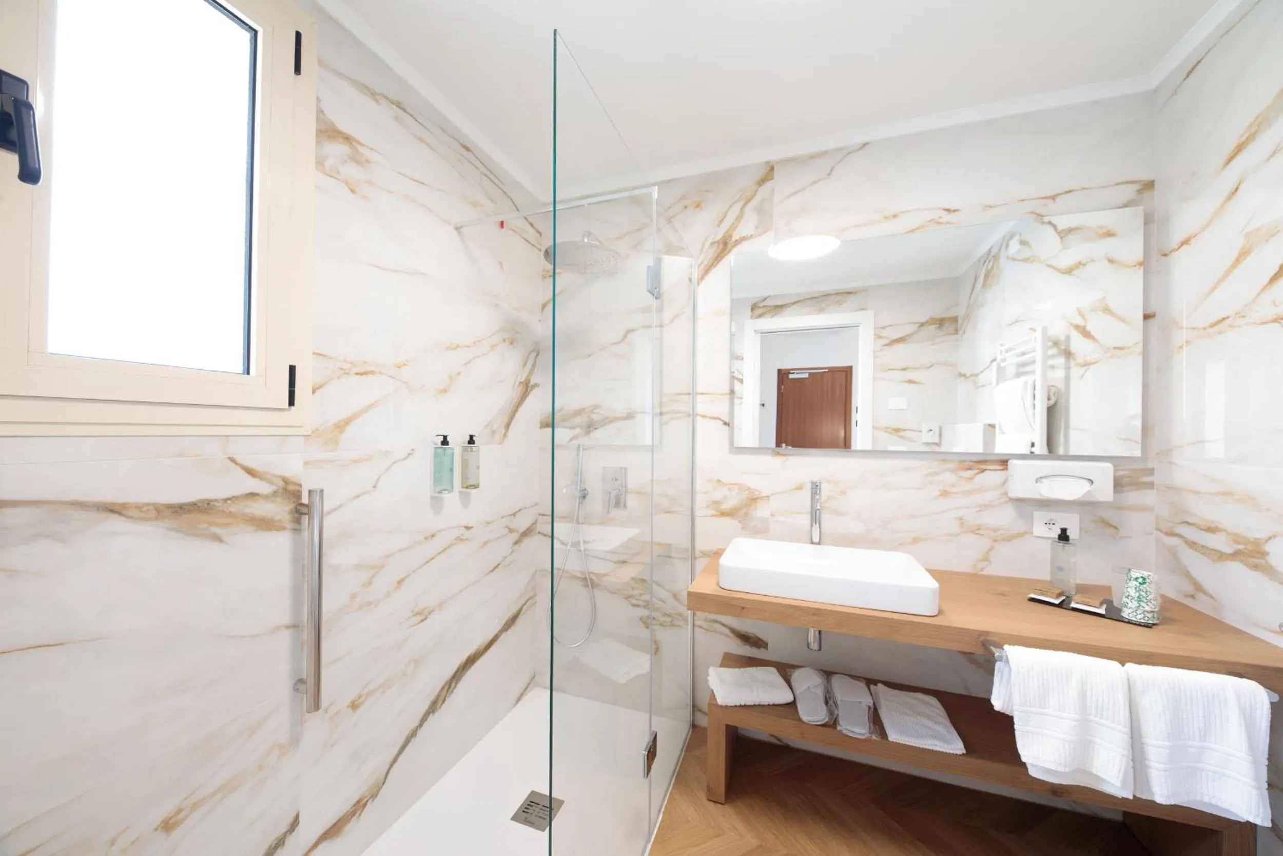 Shower in Hotel Bristol