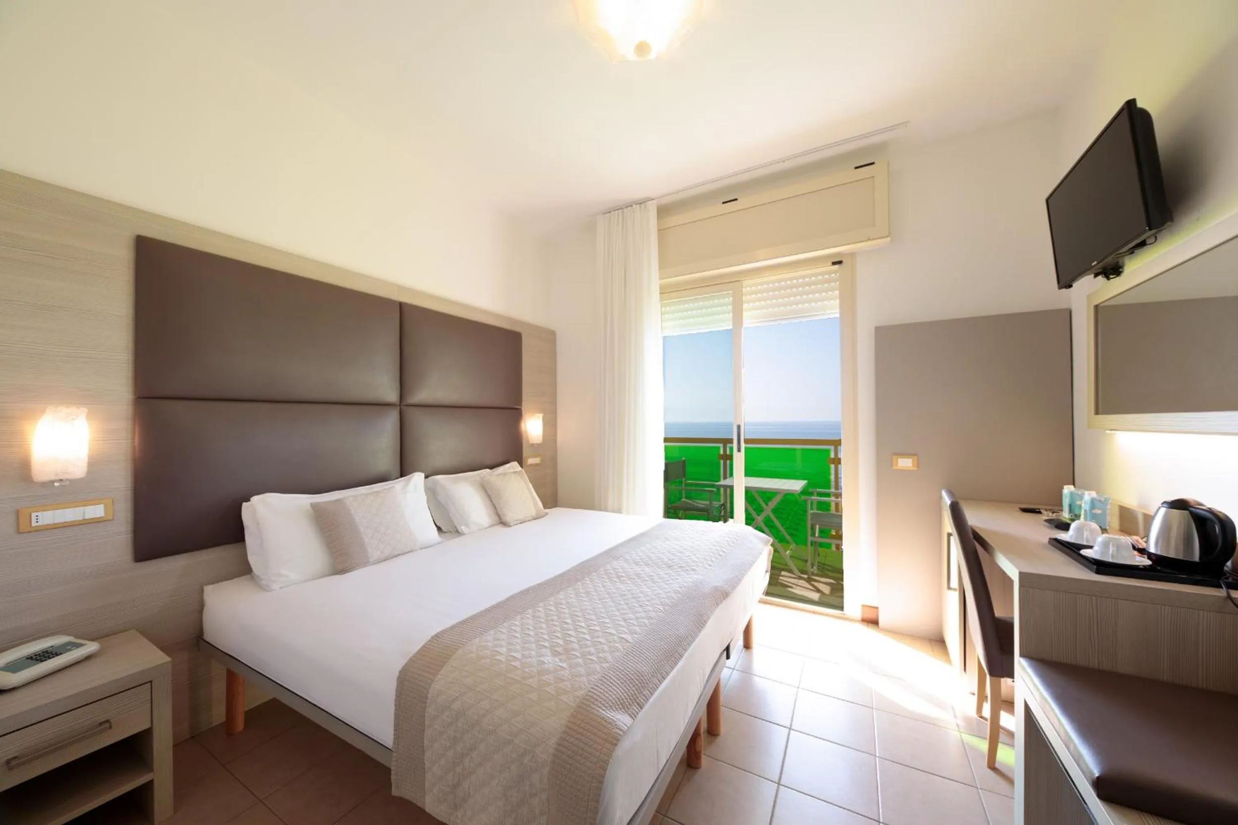 View (from property/room), Bed in Hotel Bristol