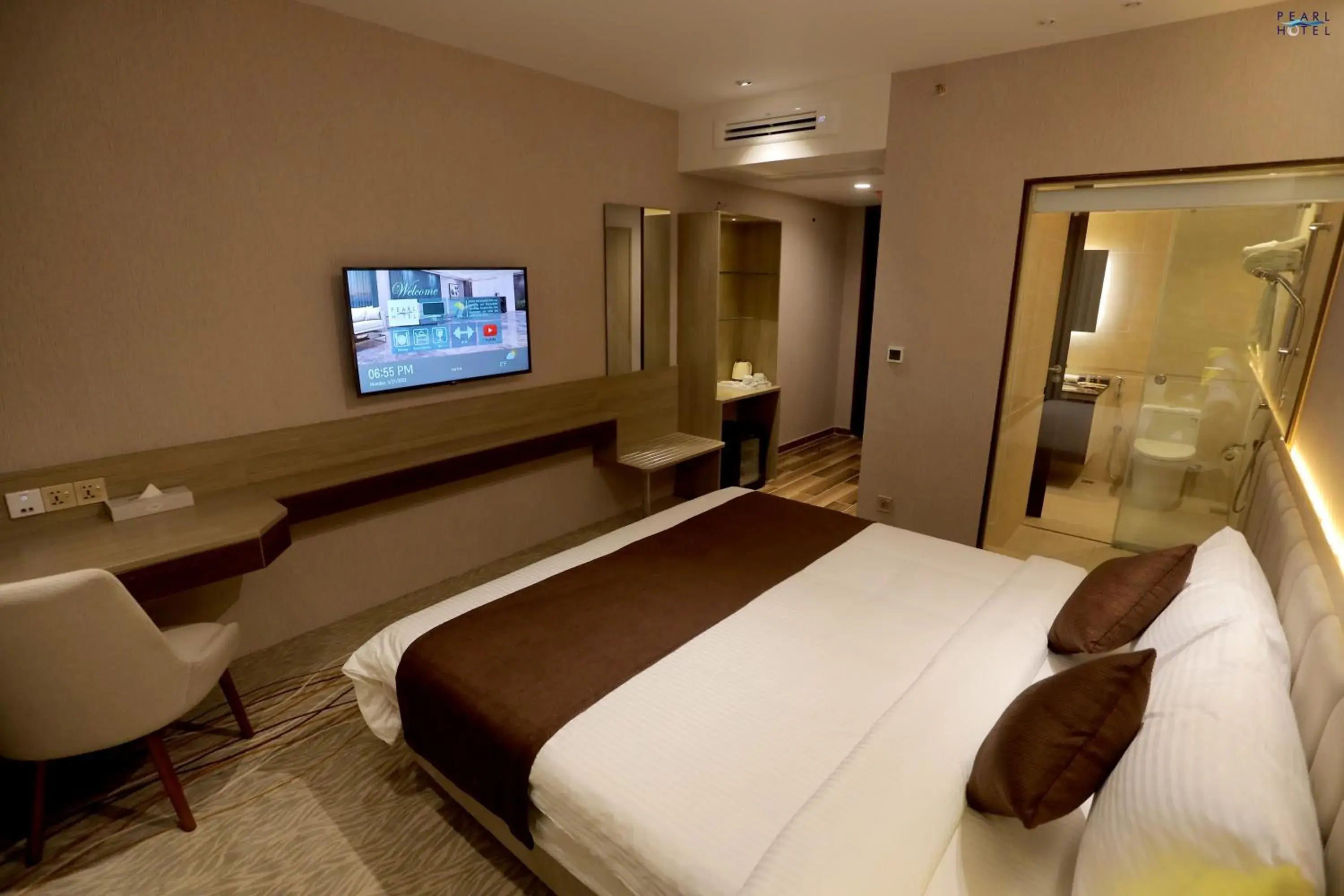 Deluxe King Room - single occupancy in Pearl Hotel Deluxe King Room - single occupancy in Pearl Hotel