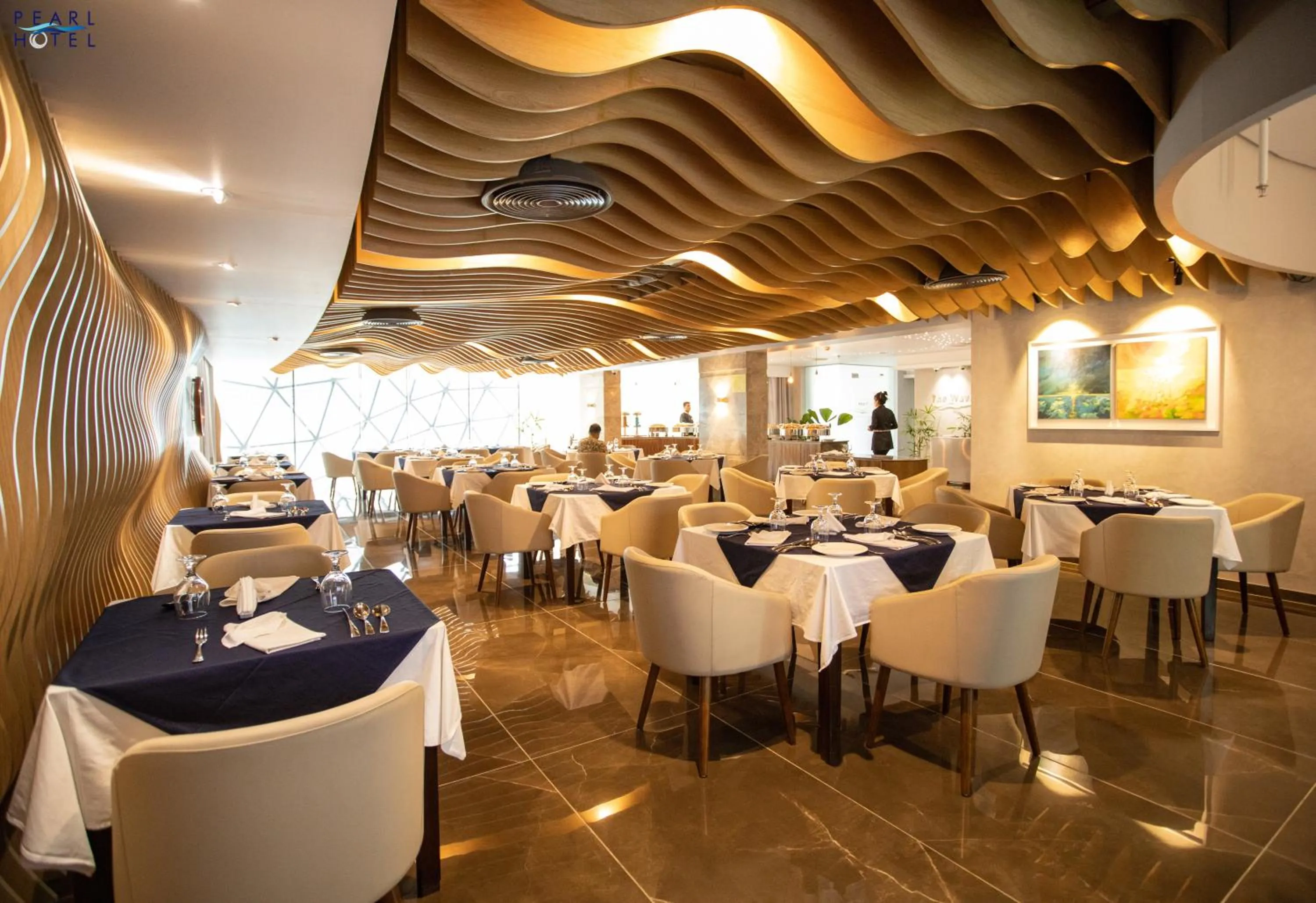 Restaurant/places to eat in Pearl Hotel