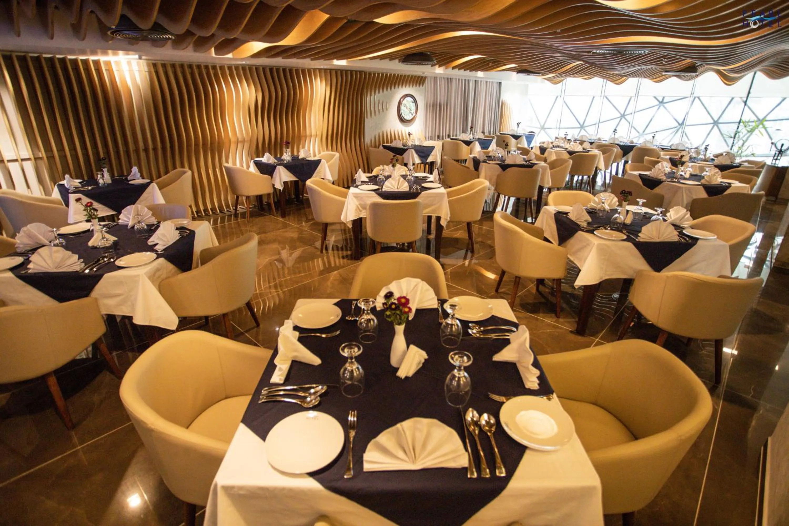 Restaurant/places to eat in Pearl Hotel