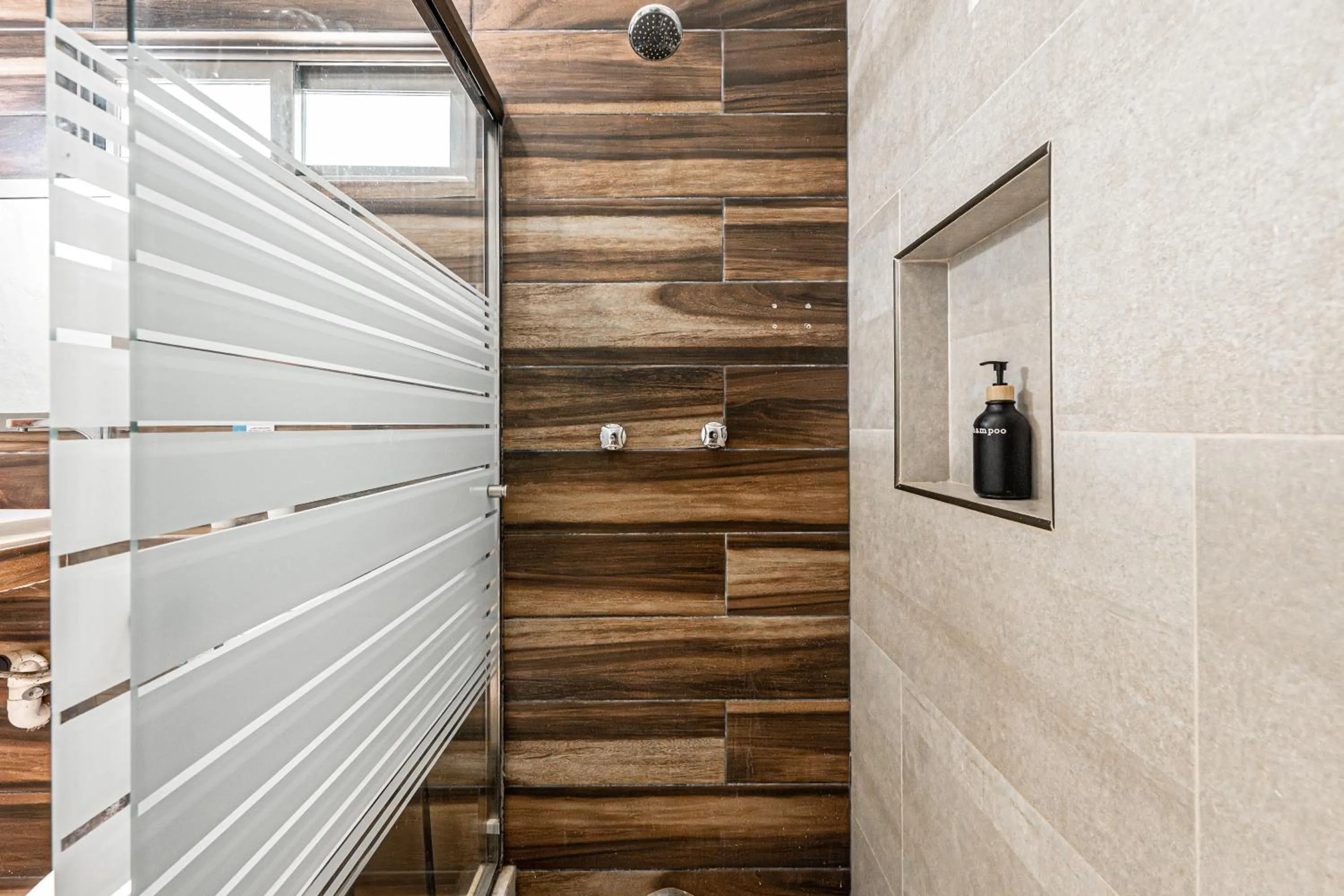 Shower in Villas Amanecer by Andiani Travel