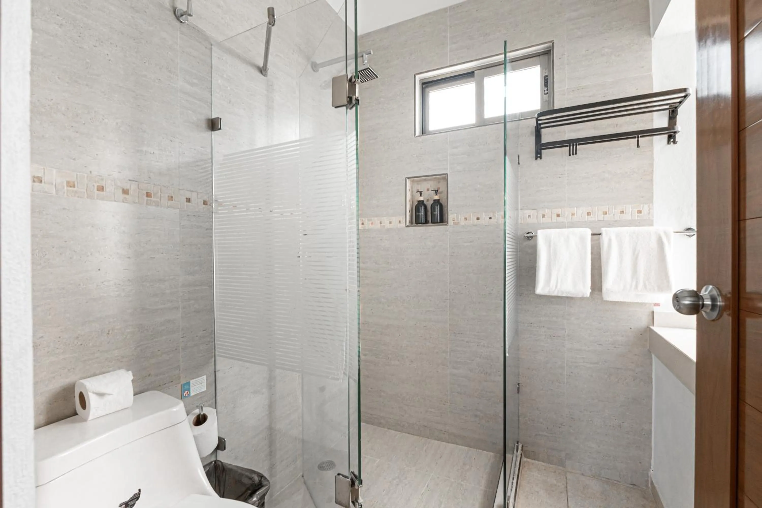 Shower in Villas Amanecer by Andiani Travel