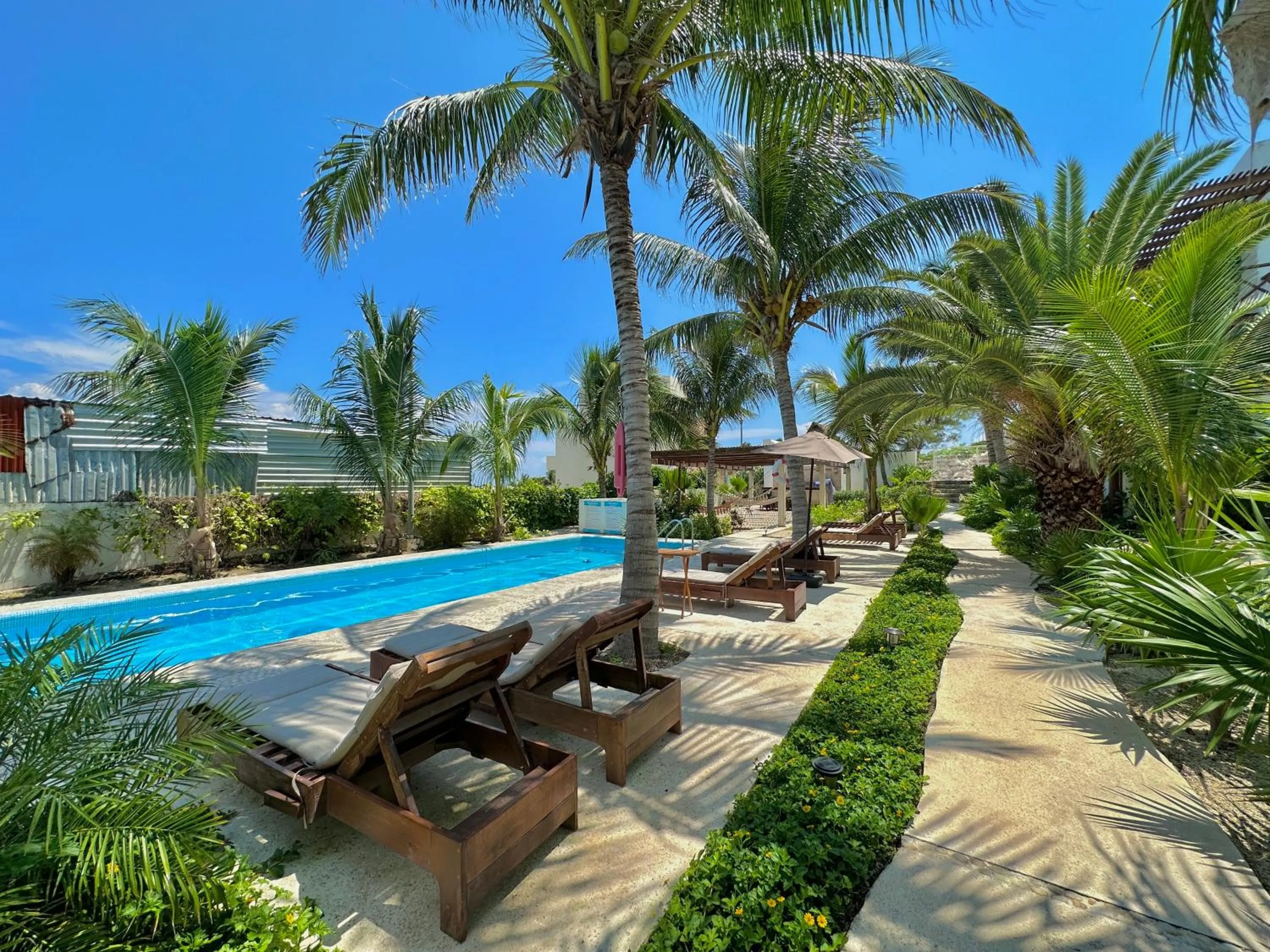 Swimming pool in Villas Amanecer by Andiani Travel