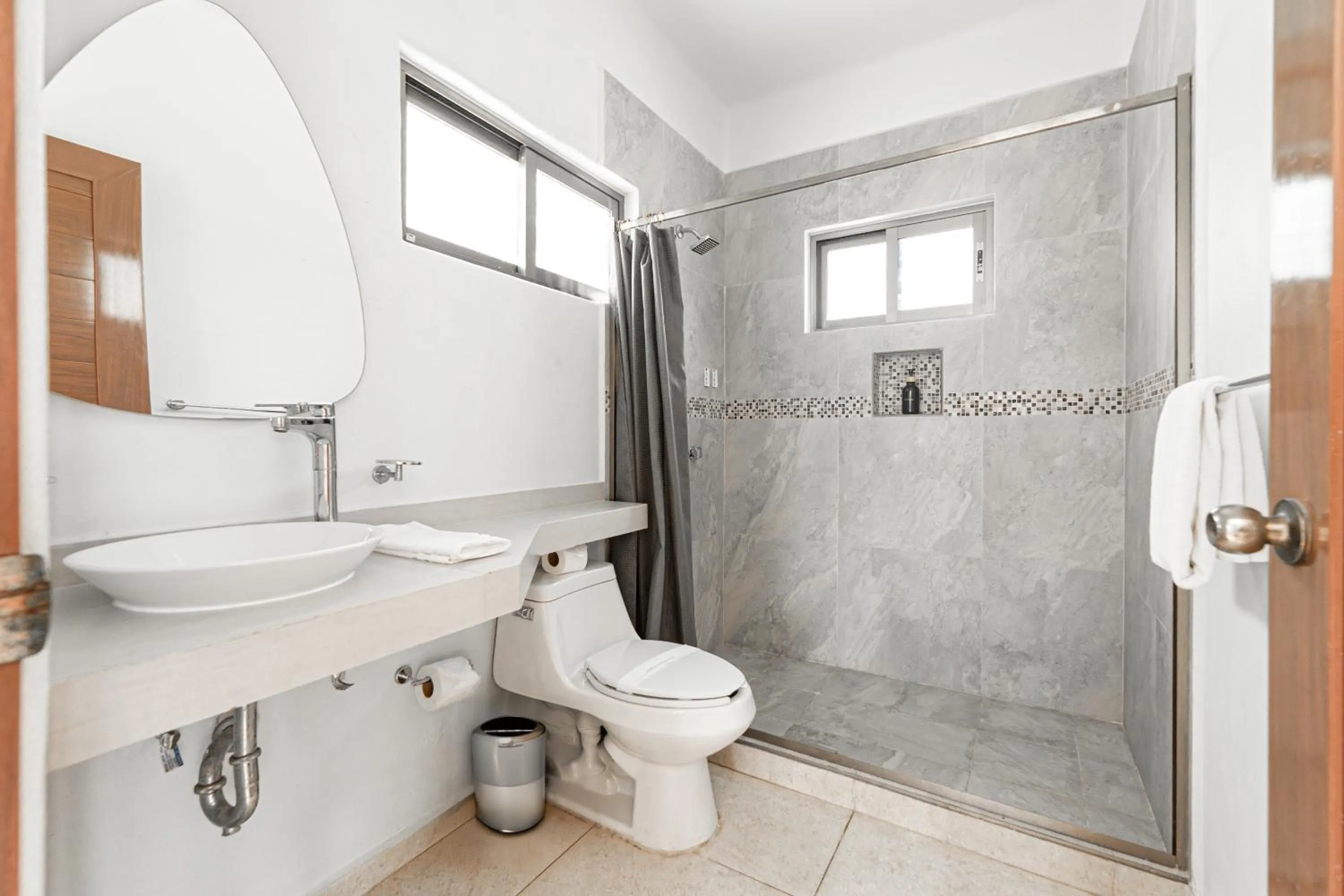 Shower in Villas Amanecer by Andiani Travel