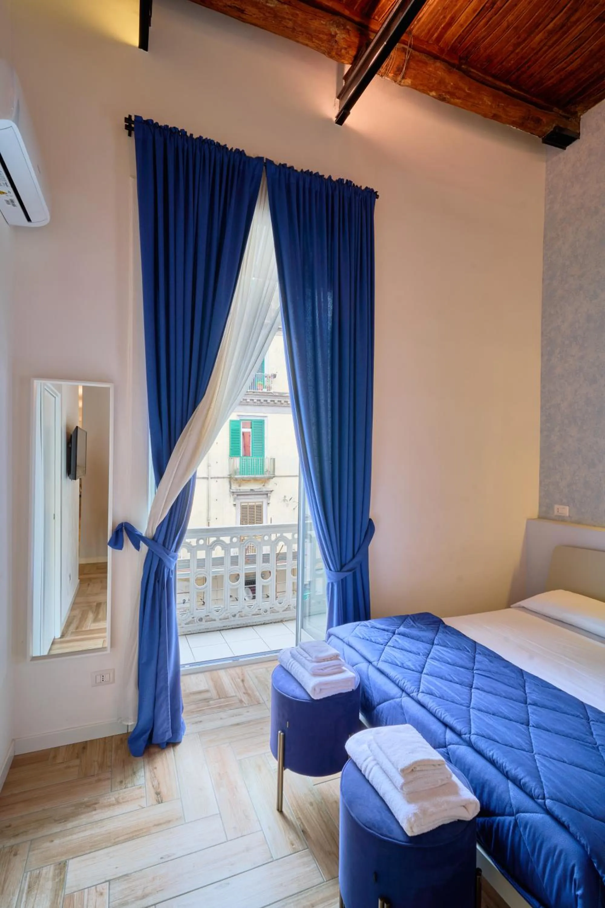 Balcony/Terrace, Bed in Toto e Peppino Luxury Rooms