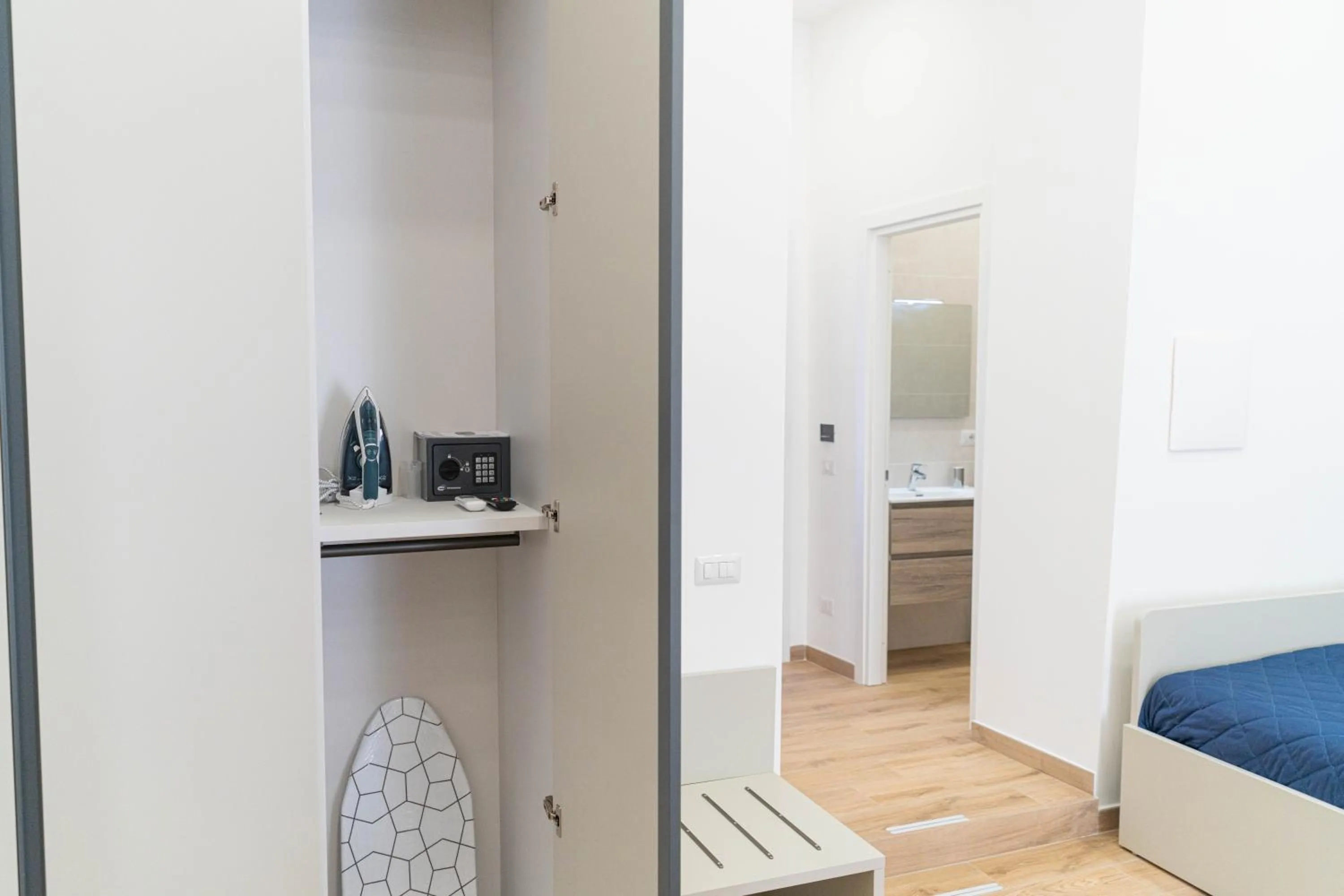 wardrobe, Bed in Toto e Peppino Luxury Rooms