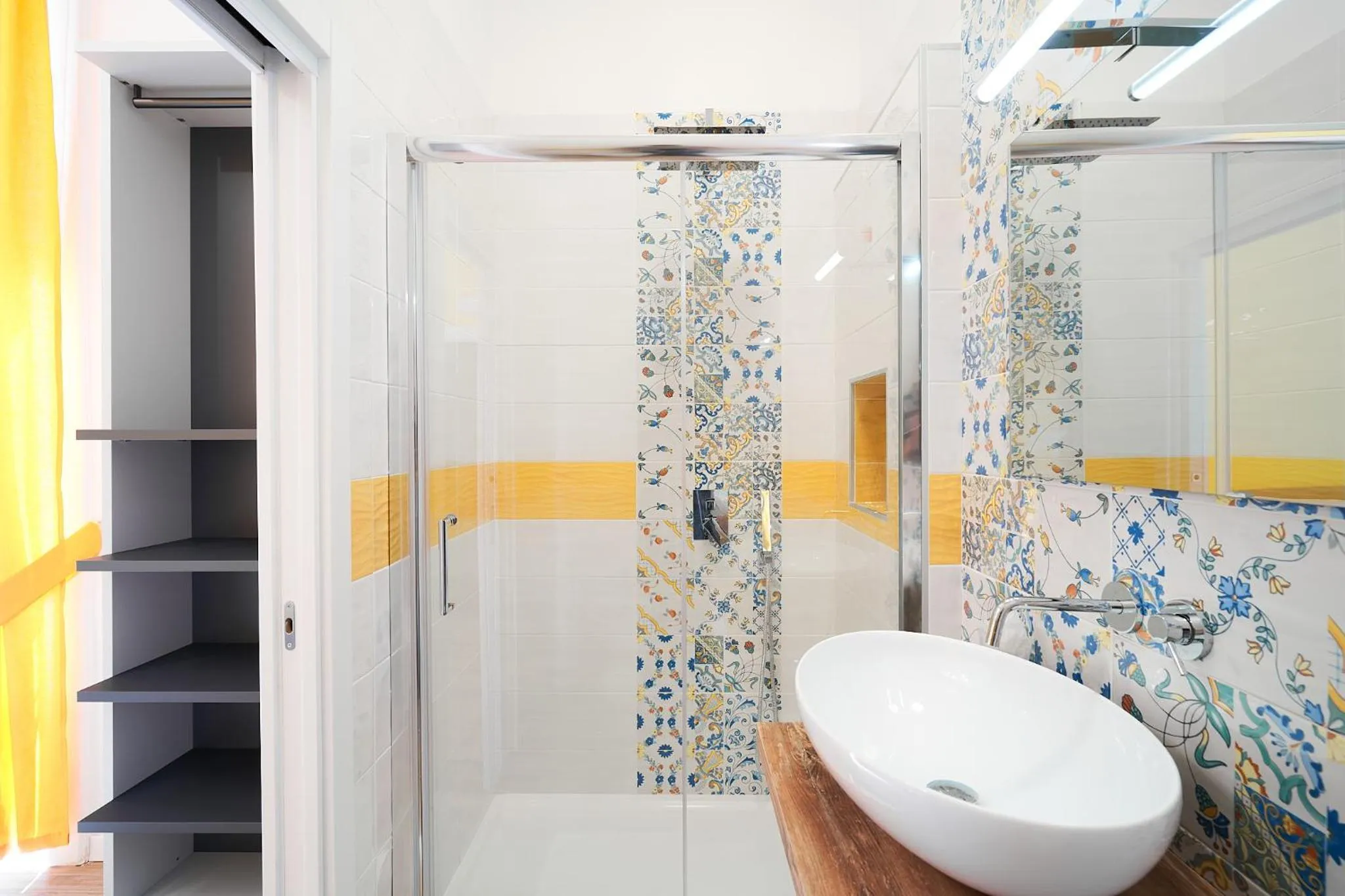 Shower in Toto e Peppino Luxury Rooms