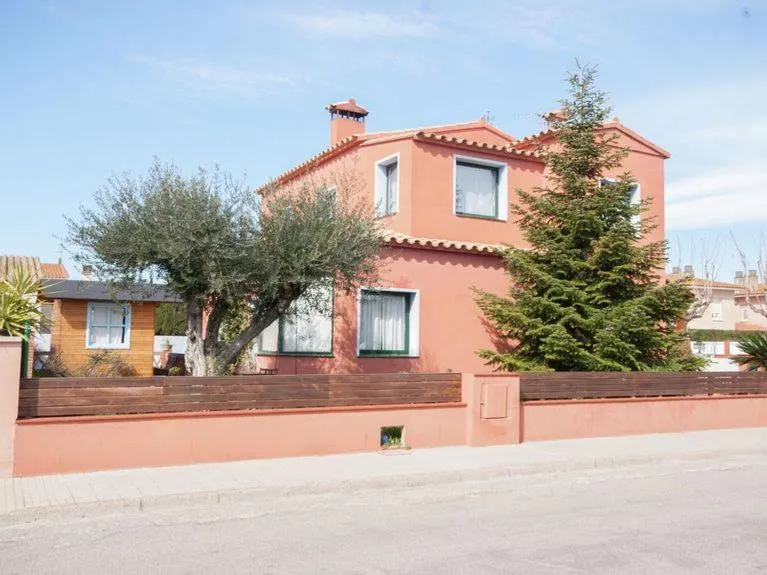 Property building in Cozy holiday home with pool in St Pere Pescador