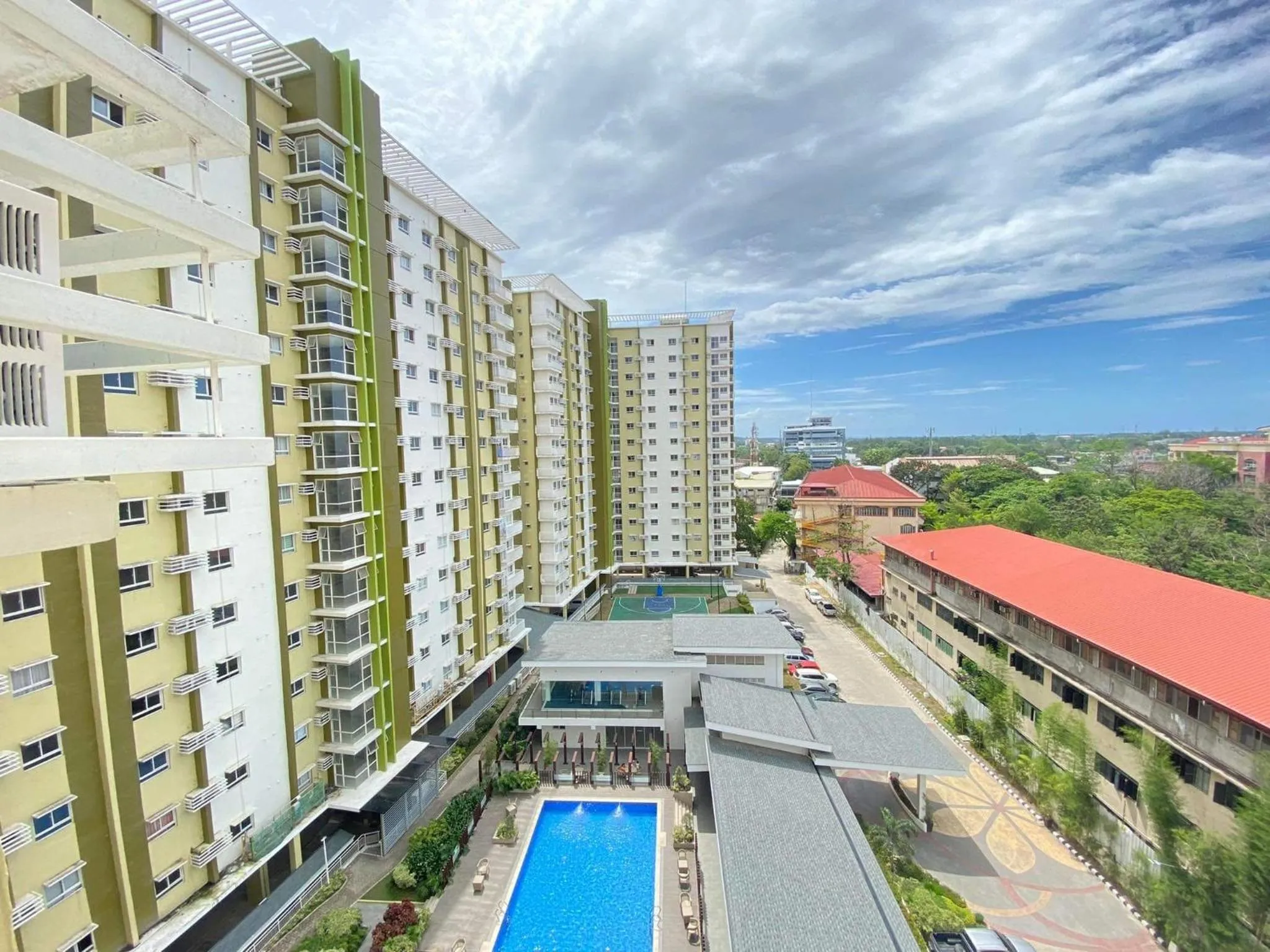 Property building in Pool View Studio in Mesaverte with Free Pool & Netflix