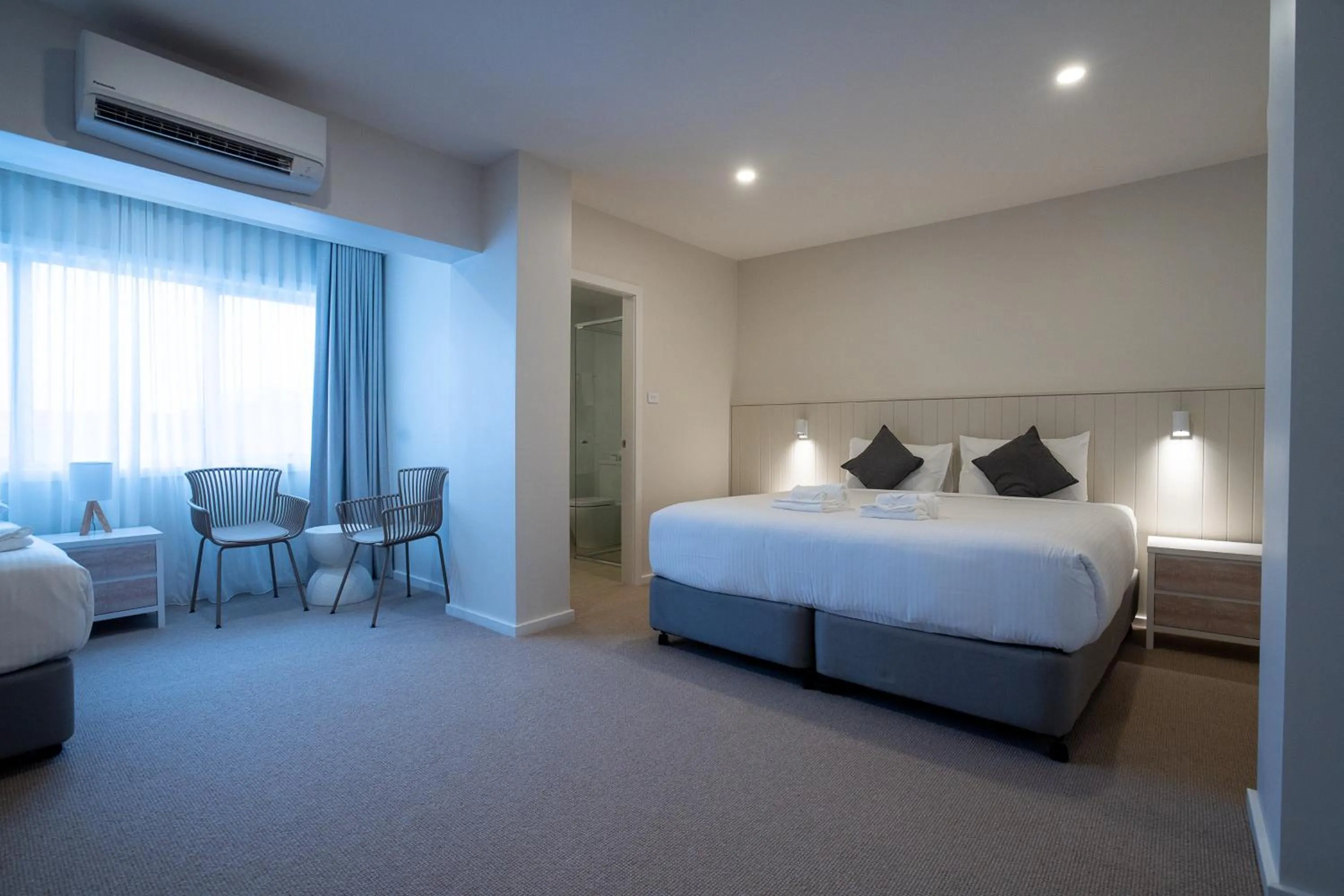 Seating area, Bed in Belmont Hotel Lake Macquarie