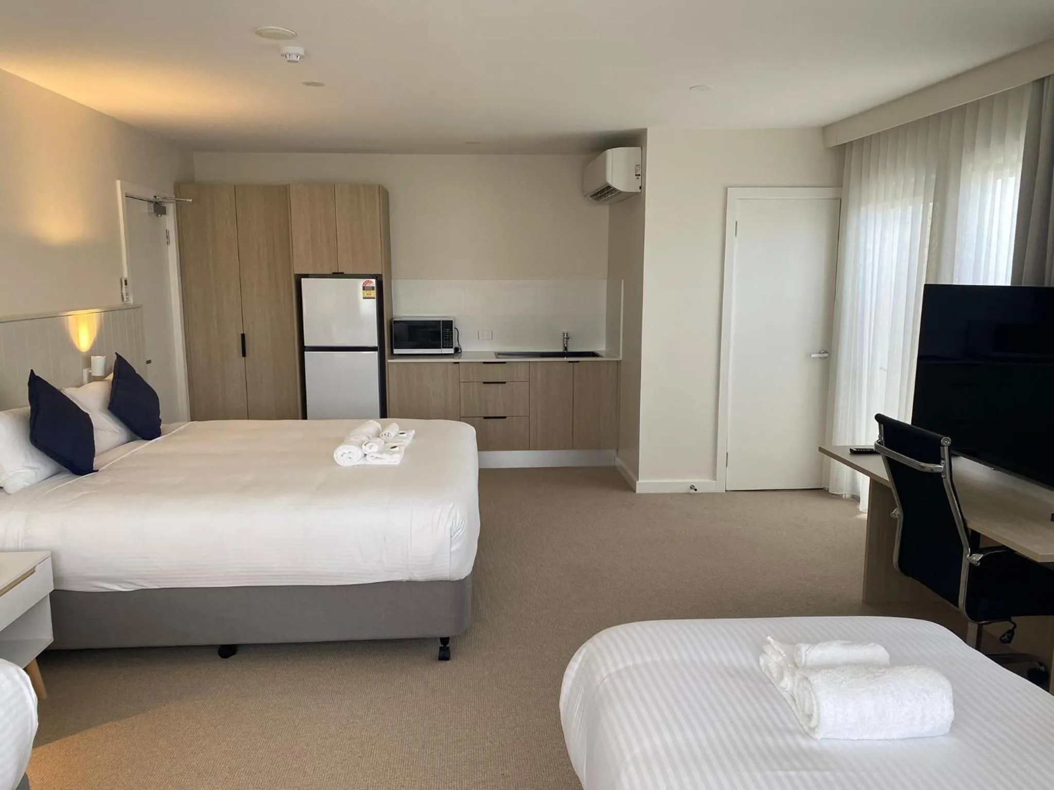 Kitchen or kitchenette, Bed in Belmont Hotel Lake Macquarie
