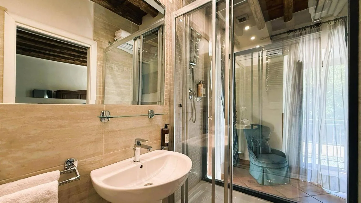 Shower in Le Clarisse Trastevere