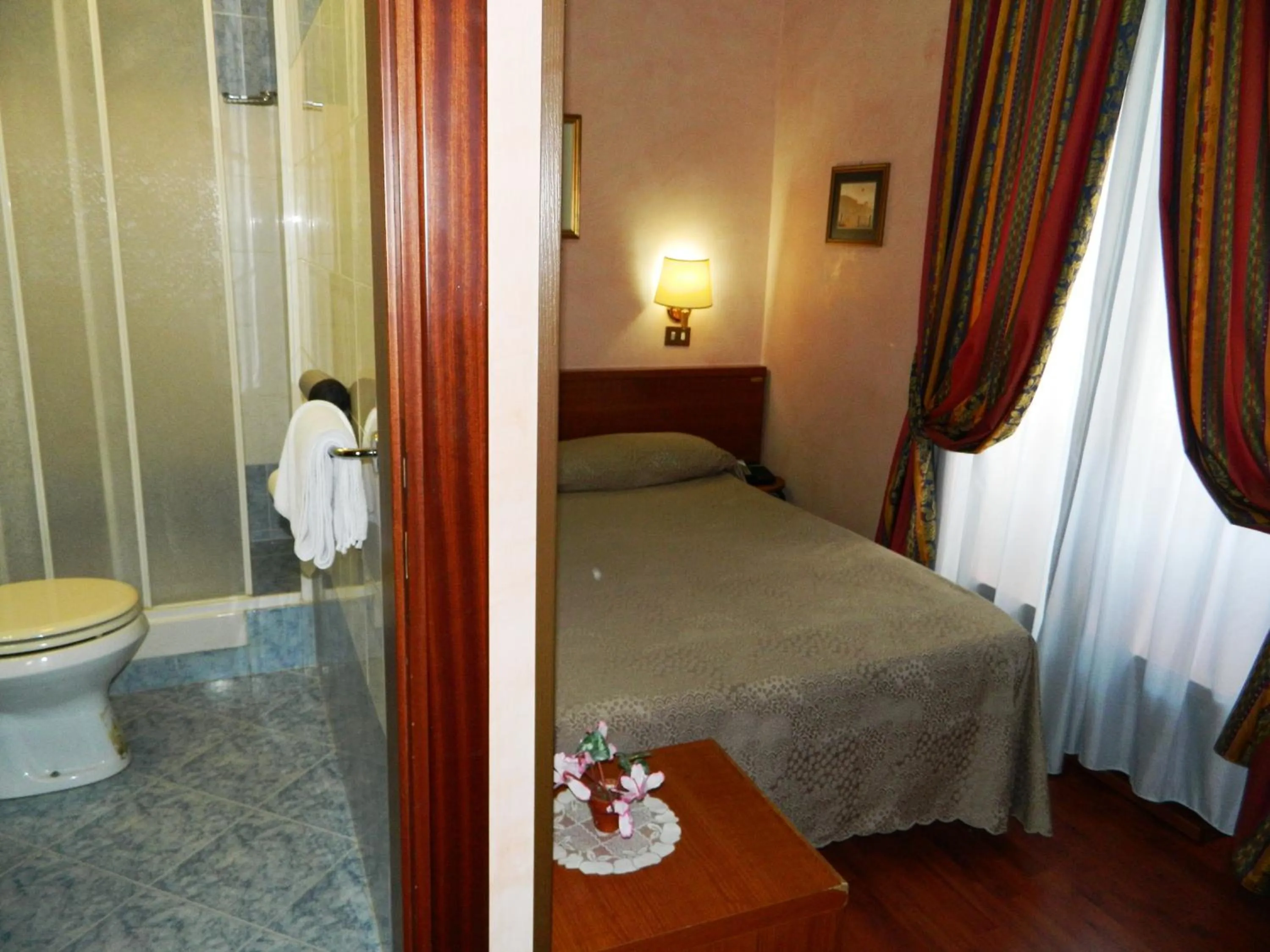 Photo of the whole room, Bed in Buonarroti Home