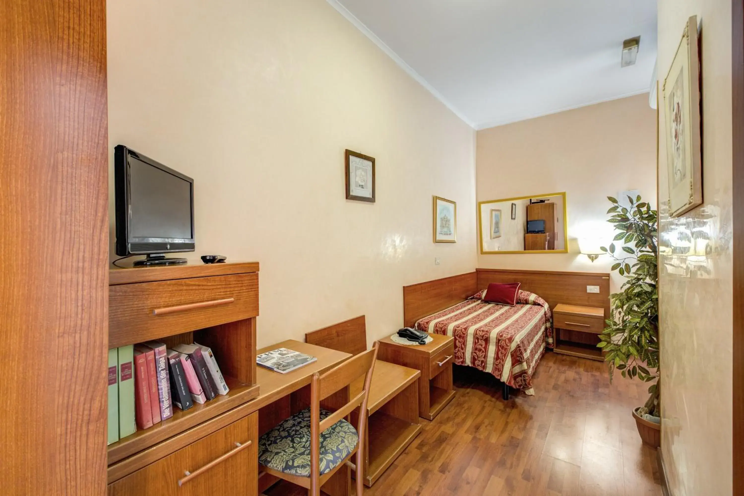 Single Room in Buonarroti Home Single Room in Buonarroti Home