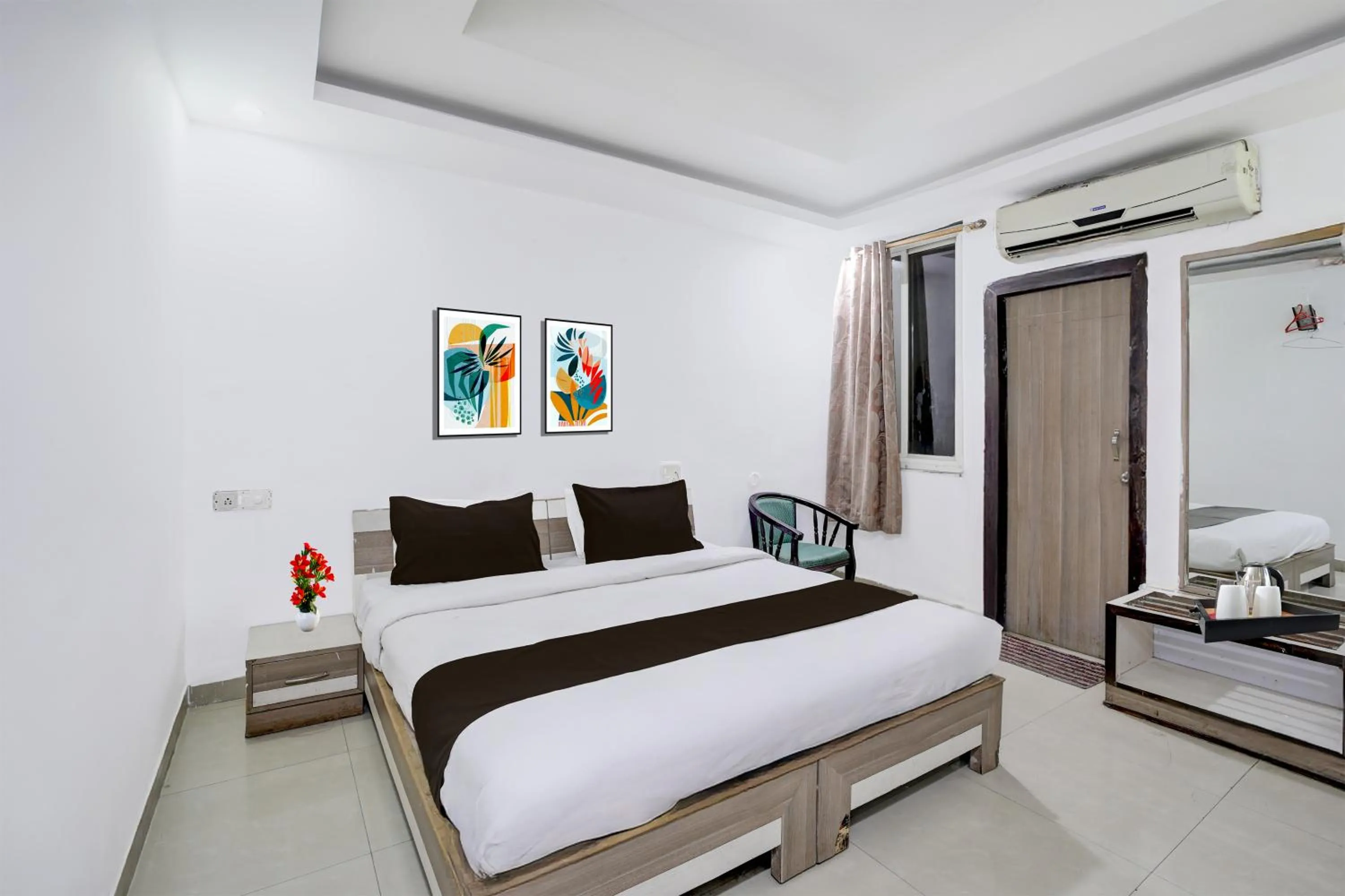 Super Collection O Shahpura Lakeview Formerly Hotel Royal Villa