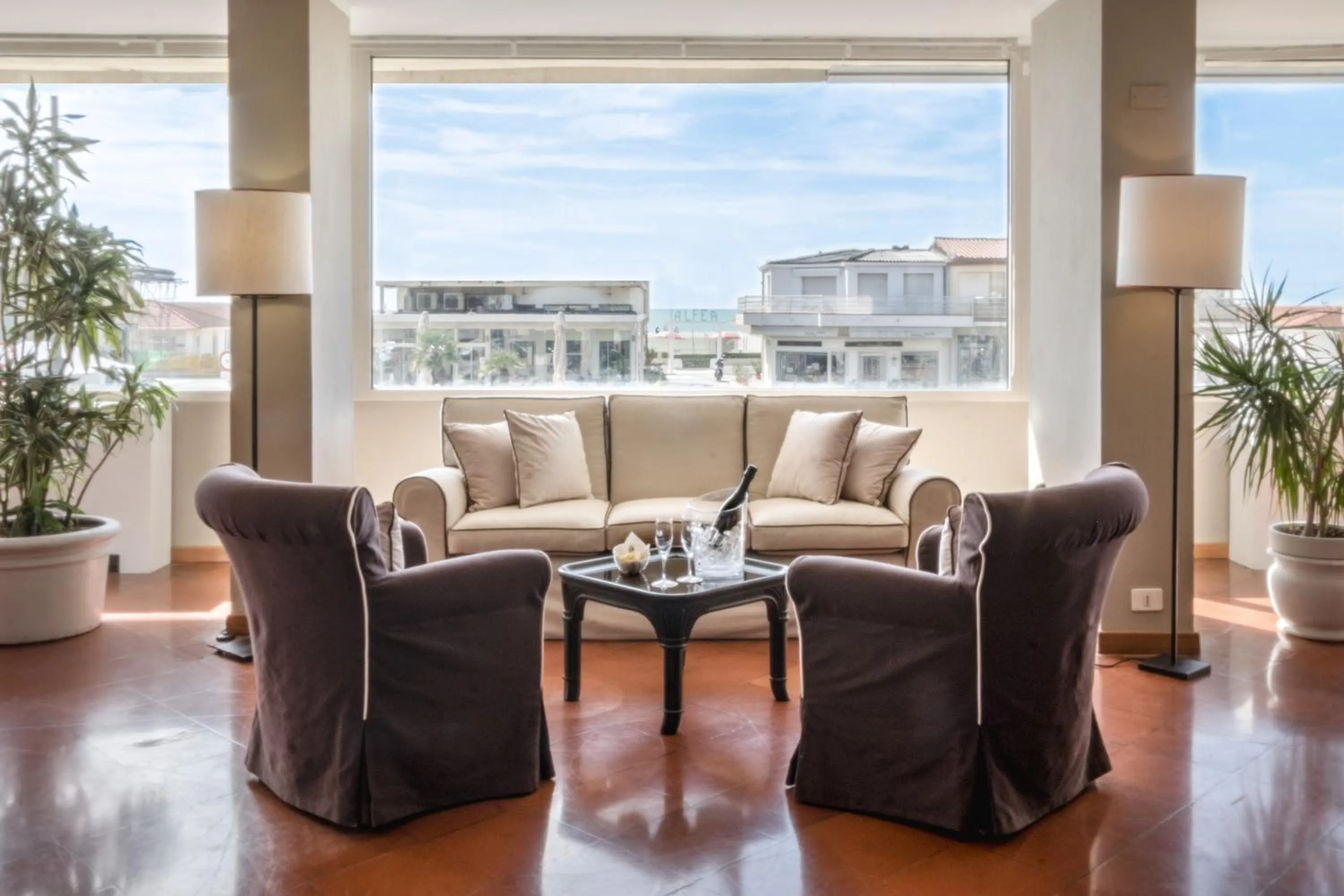 Living room in Hotel Sina Astor